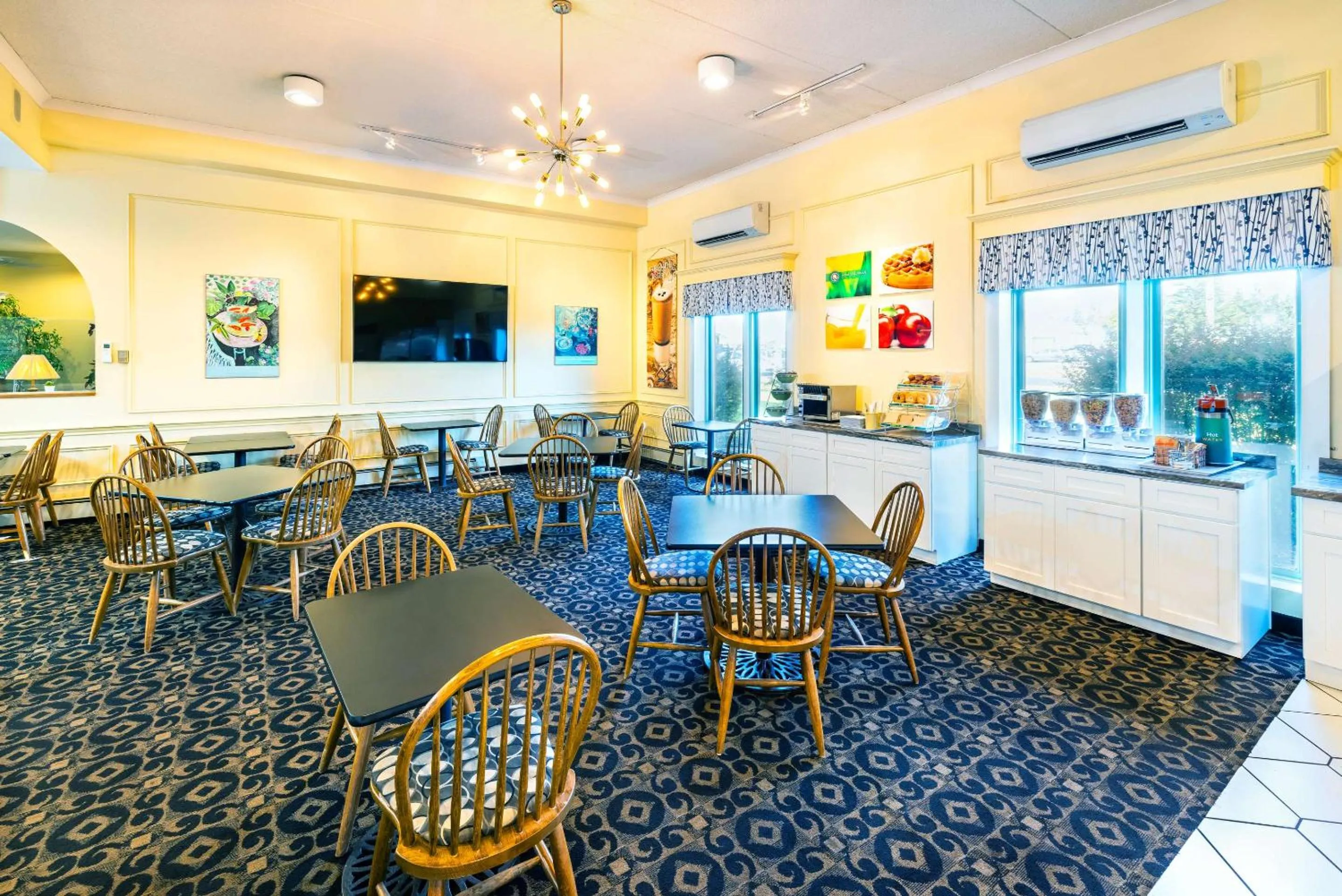 Breakfast in Quality Inn & Suites Garden of the Gulf