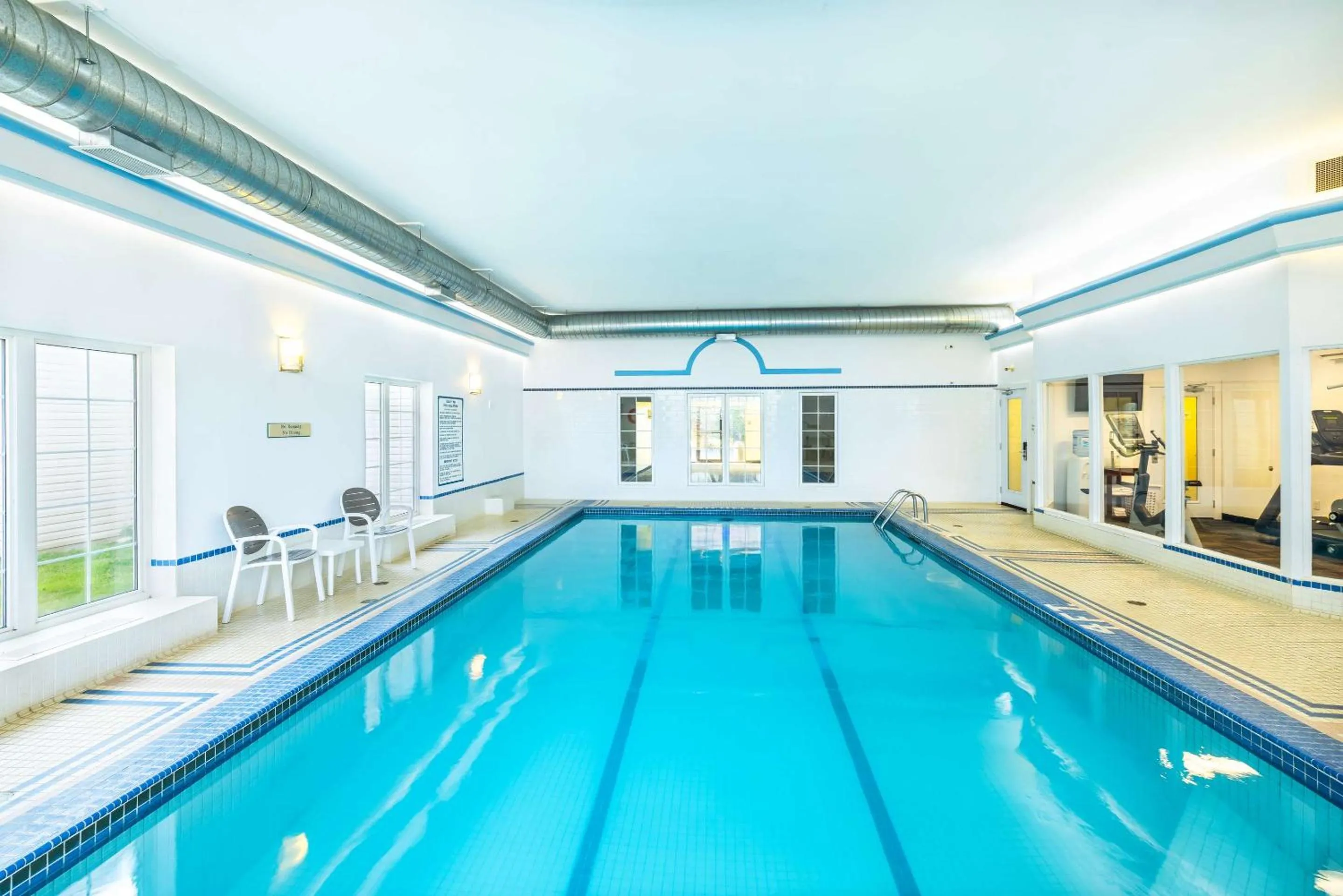 Swimming pool in Quality Inn & Suites Garden of the Gulf