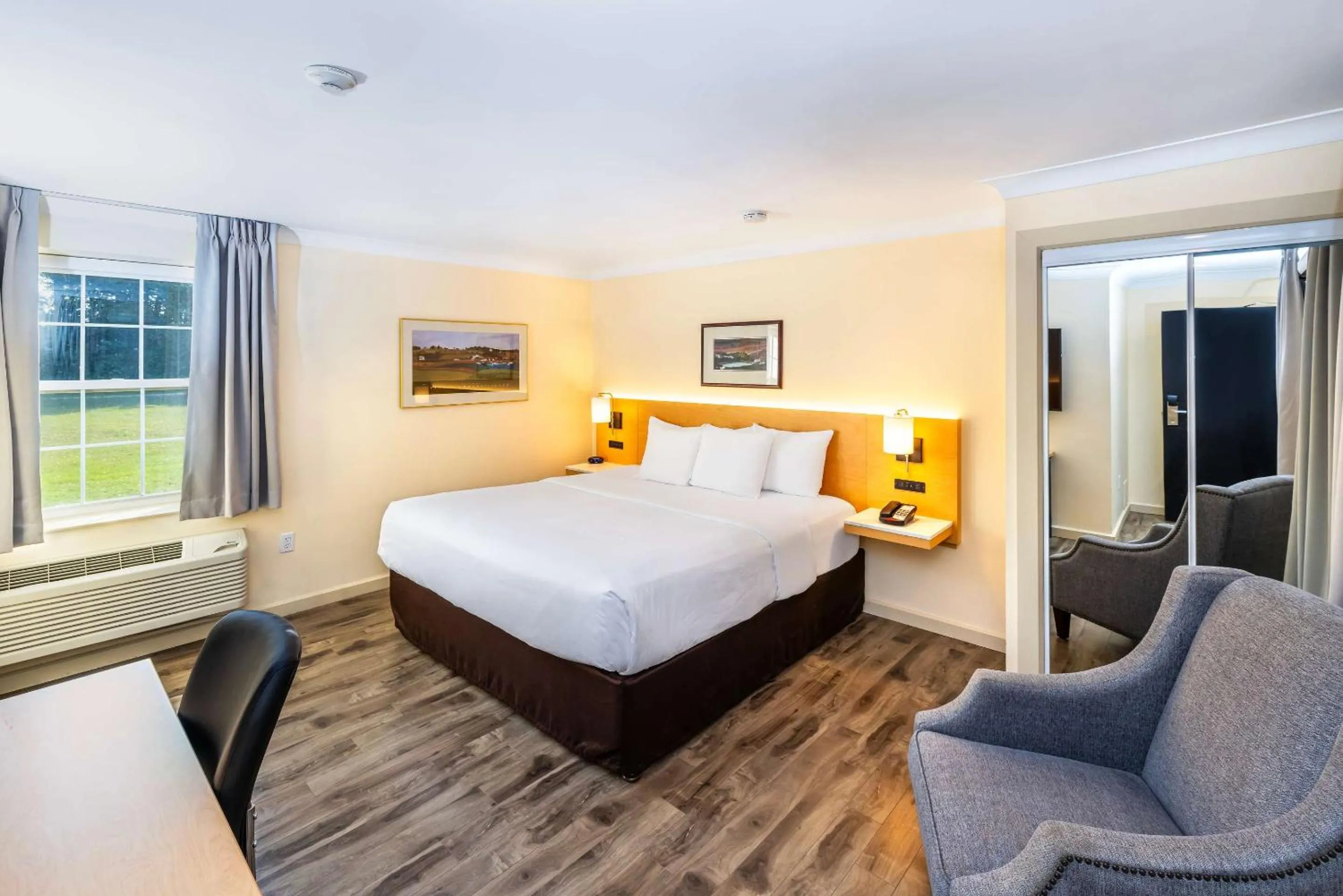 Bedroom, Bed in Quality Inn & Suites Garden of the Gulf