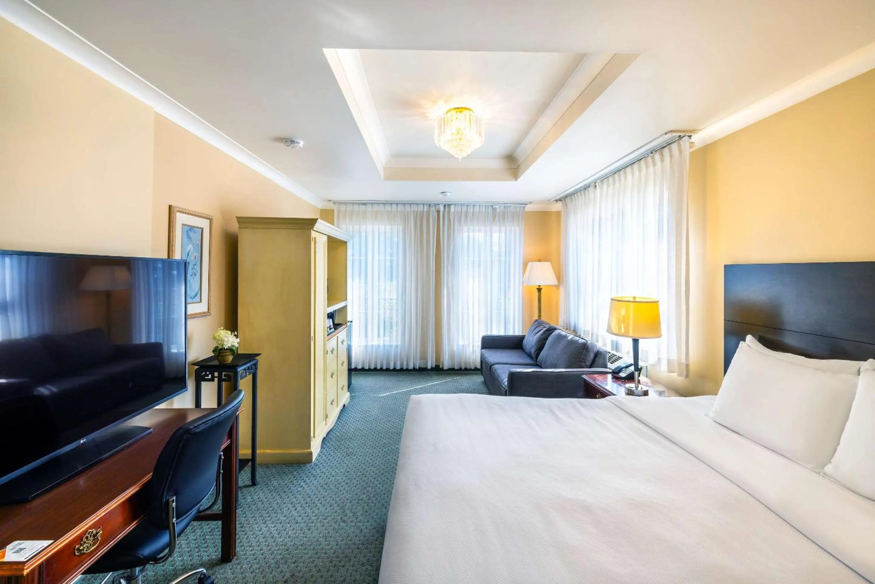 Bedroom, Bed in Quality Inn & Suites Garden of the Gulf