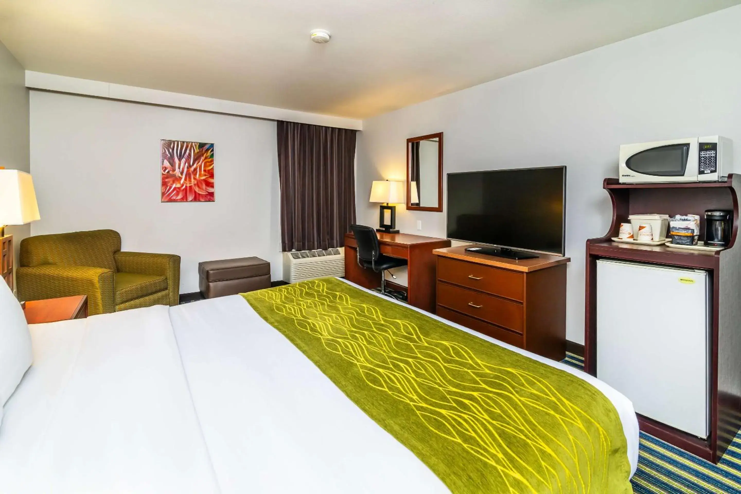 Bedroom, Bed in Comfort Inn & Suites Bedroom, Bed in Comfort Inn & Suites