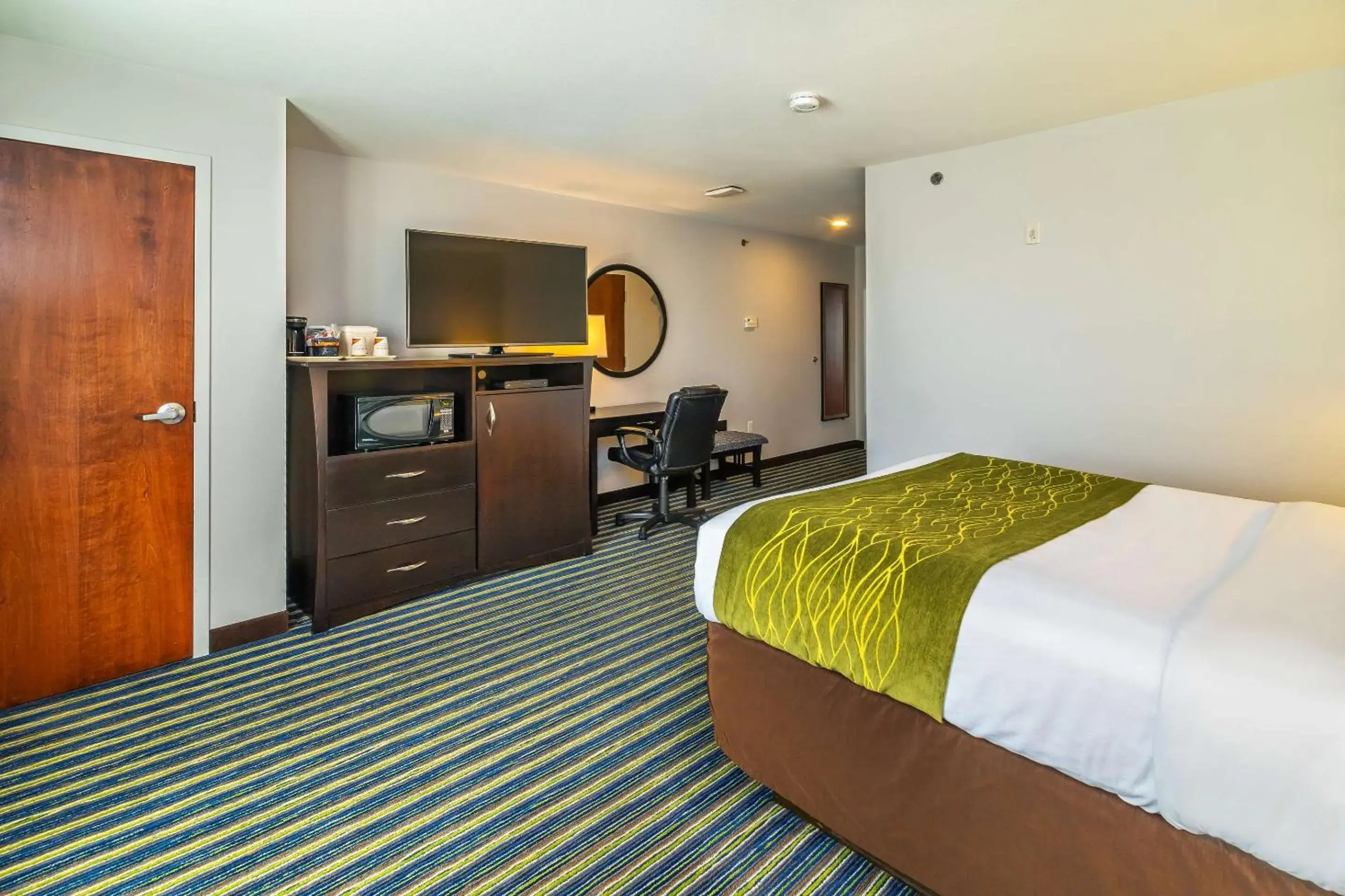 Bedroom, Bed in Comfort Inn & Suites Bedroom, Bed in Comfort Inn & Suites