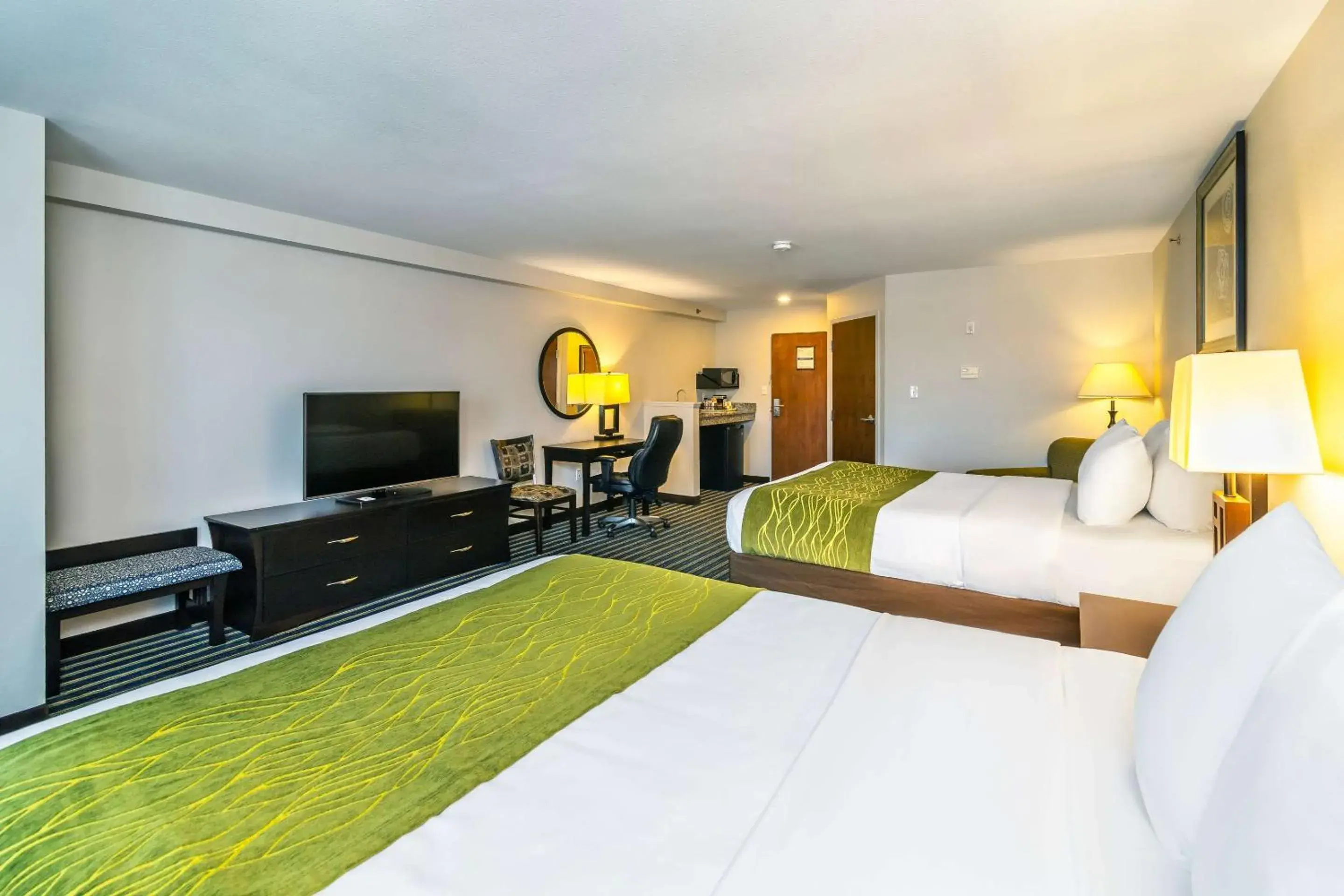 Bedroom, Bed in Comfort Inn & Suites Bedroom, Bed in Comfort Inn & Suites