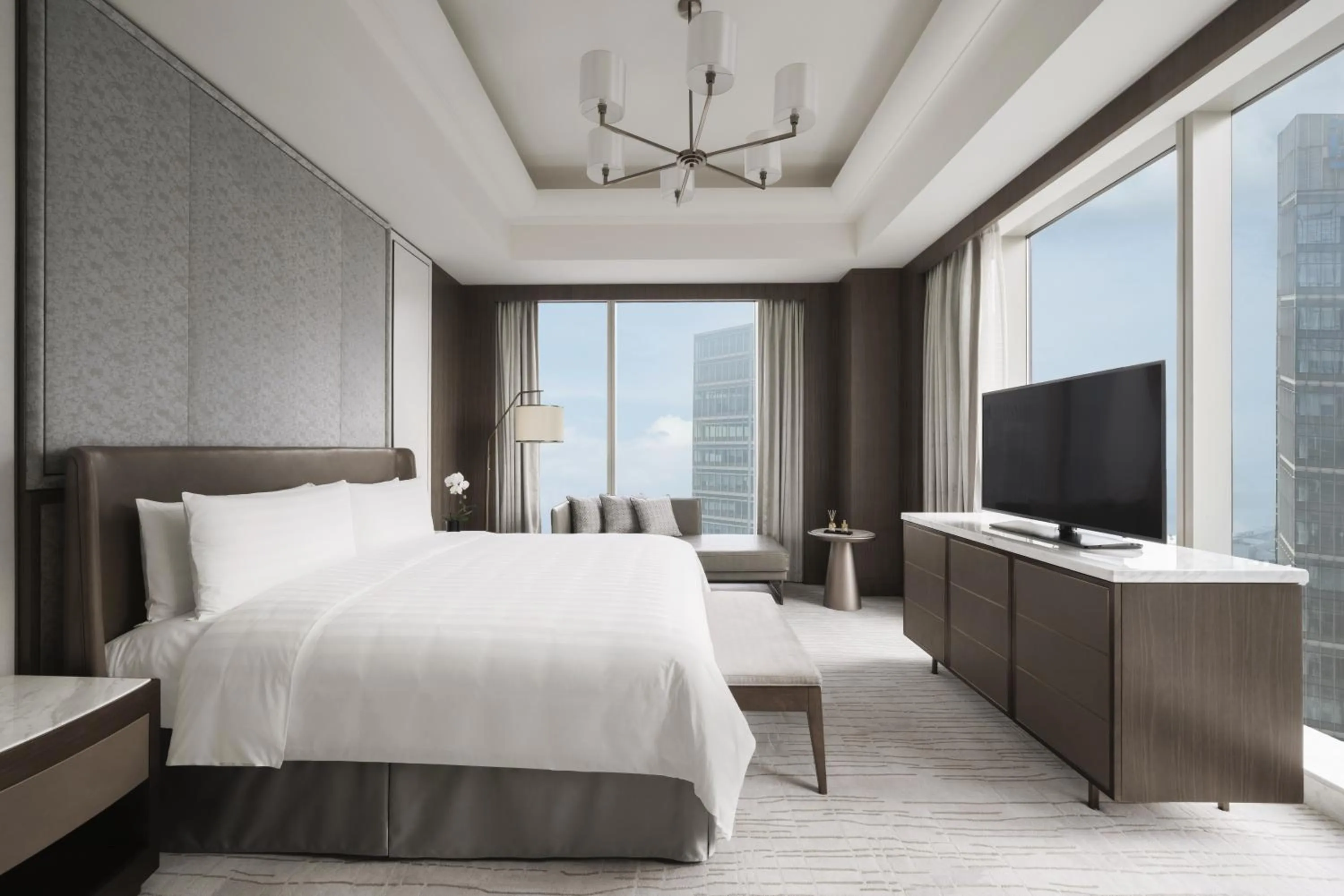 Bedroom, Bed in Shangri-La Yuanqu, Suzhou