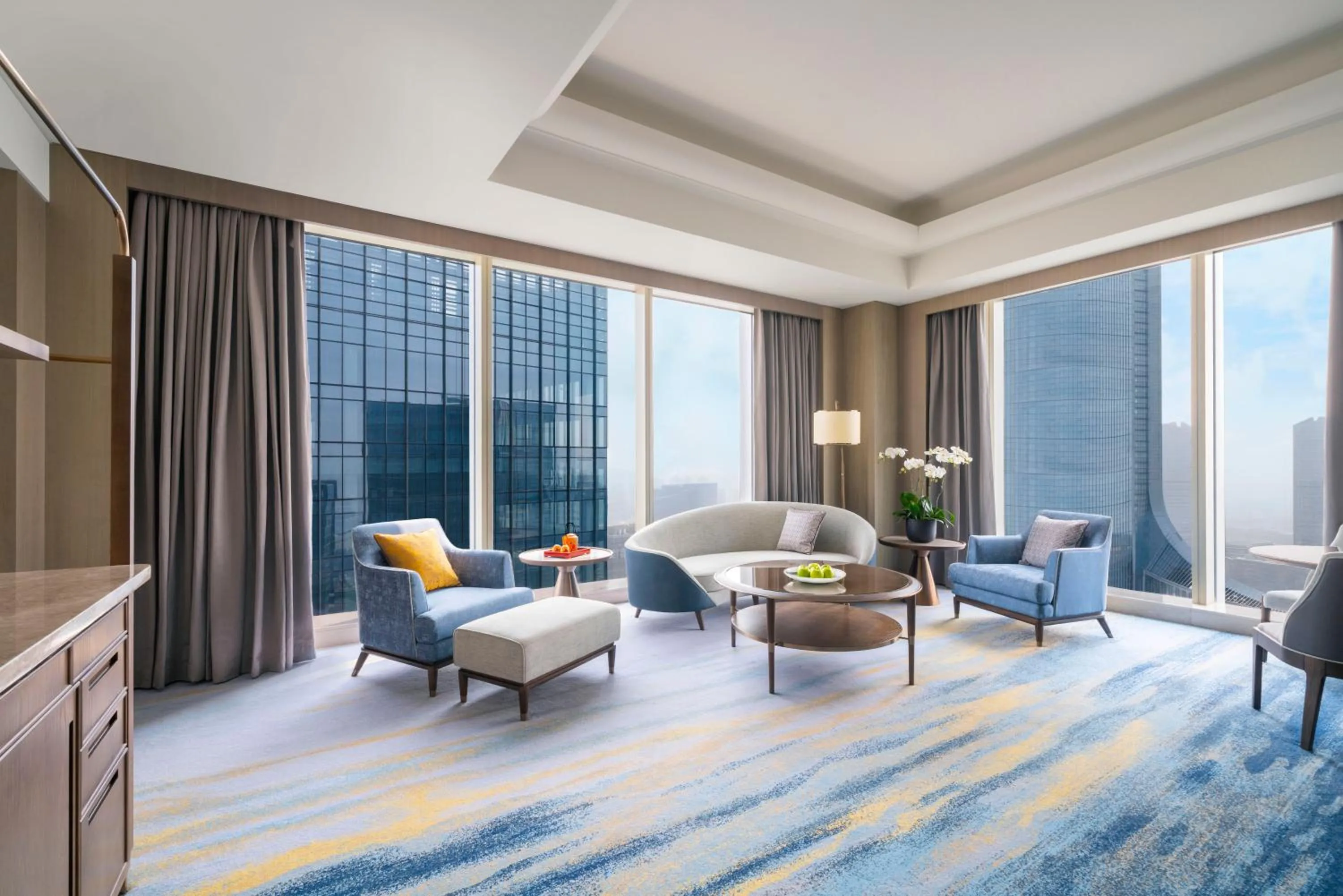 Living room in Shangri-La Yuanqu, Suzhou