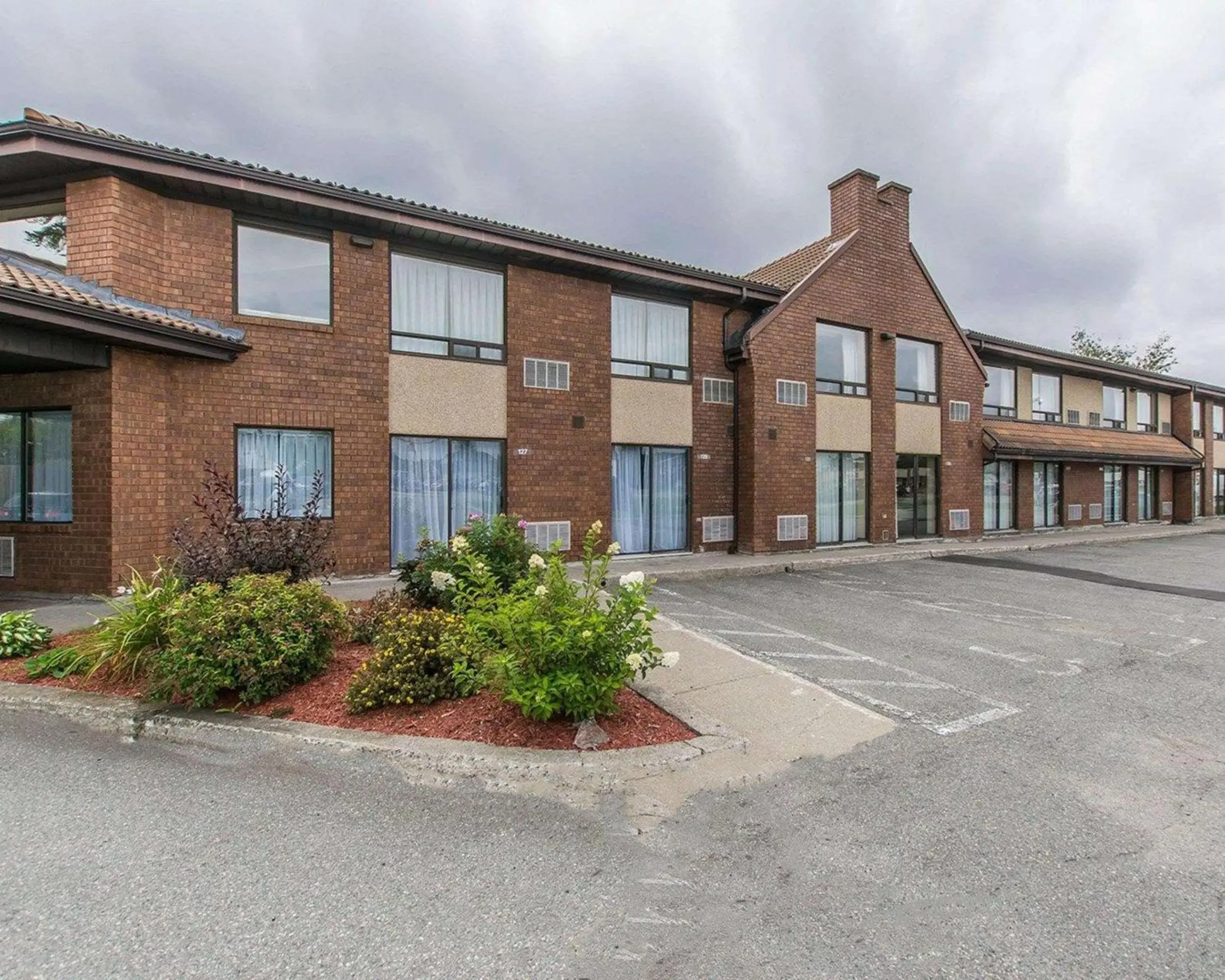 Property building in Comfort Inn Val D'Or Property building in Comfort Inn Val D'Or