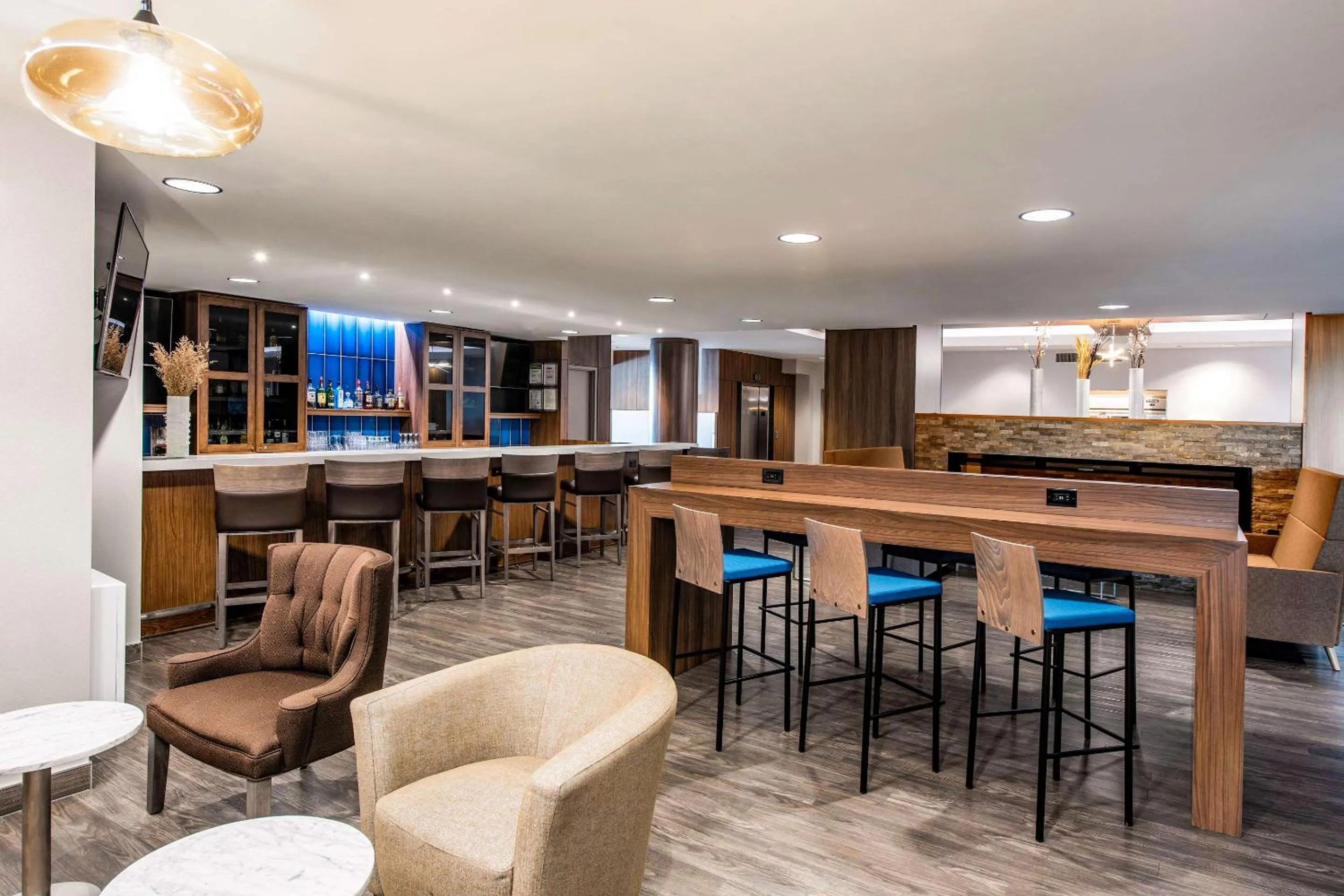 Restaurant/Places to Eat in Clarion Hotel & Suites