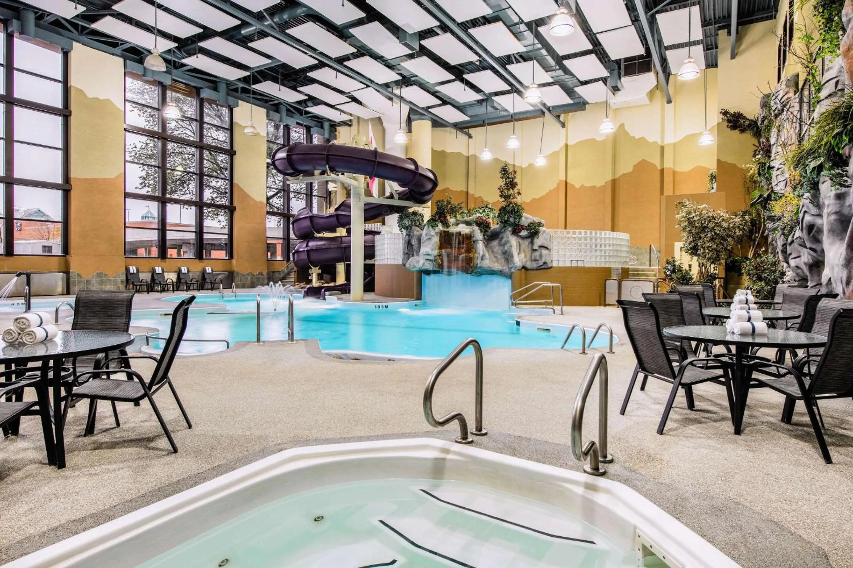 Swimming Pool in Clarion Hotel & Suites