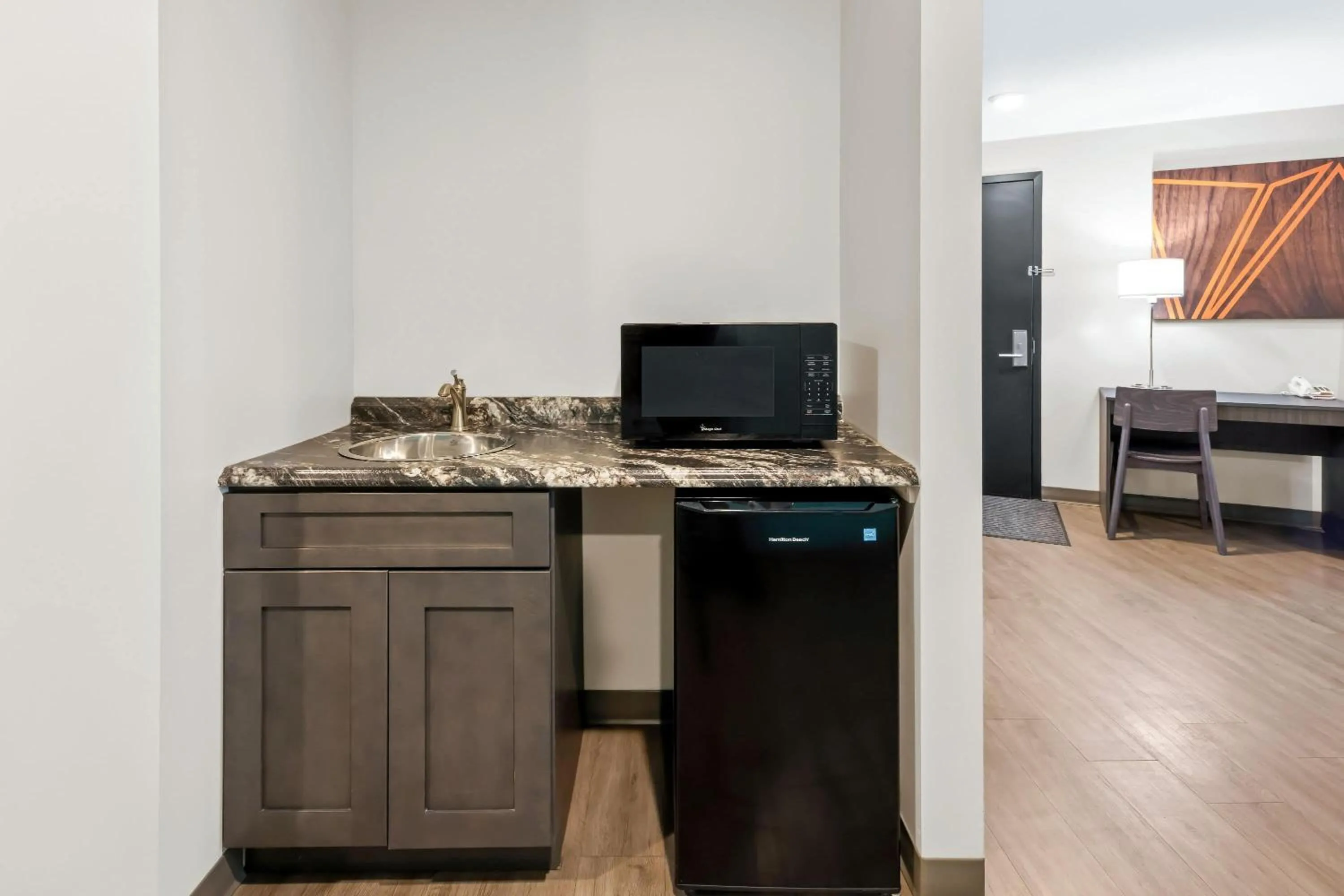 Bed in Howard Johnson by Wyndham Thunder Bay