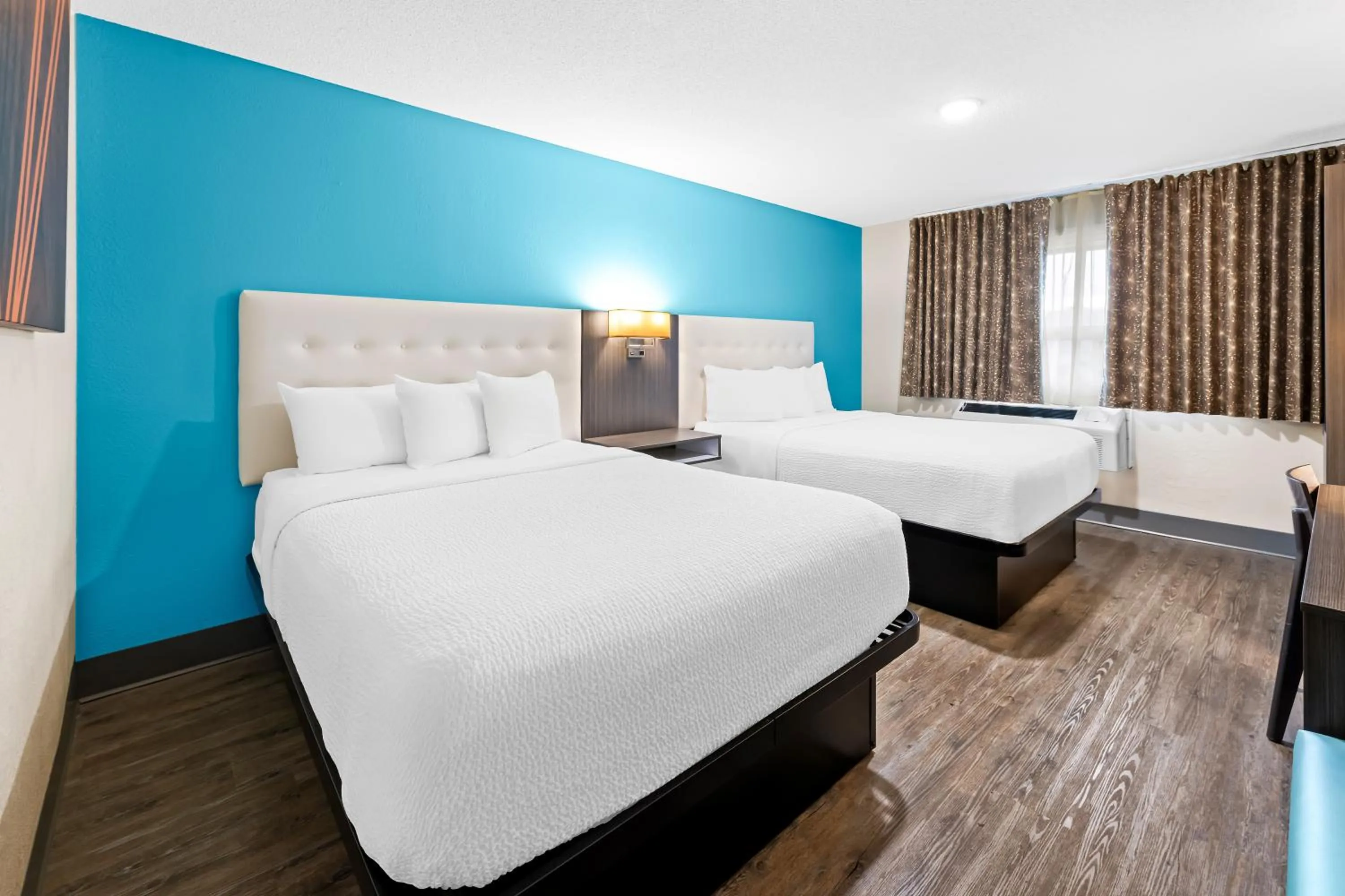 Bed in Howard Johnson by Wyndham Thunder Bay