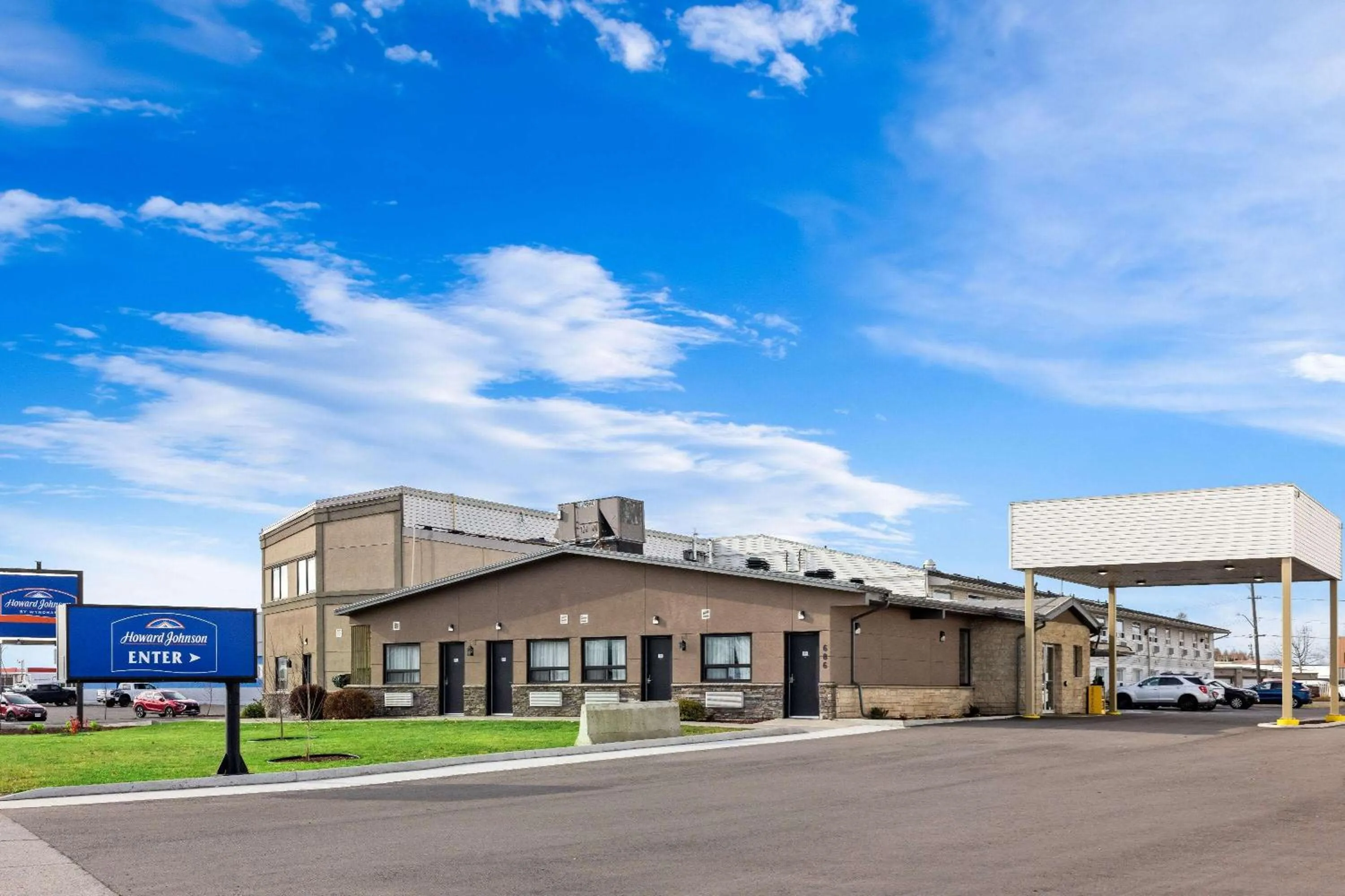 Property building in Howard Johnson by Wyndham Thunder Bay
