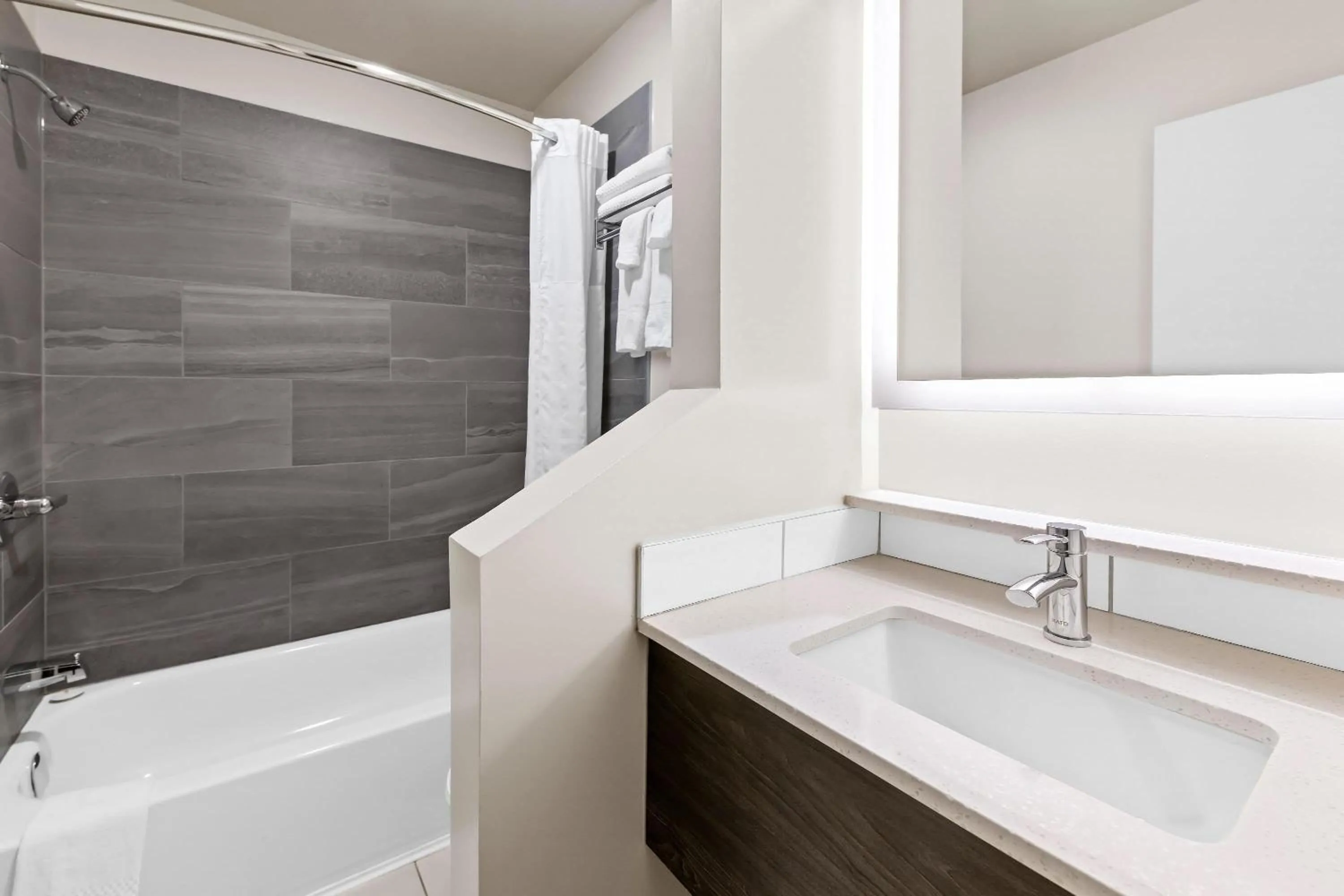 Bathroom in Howard Johnson by Wyndham Thunder Bay