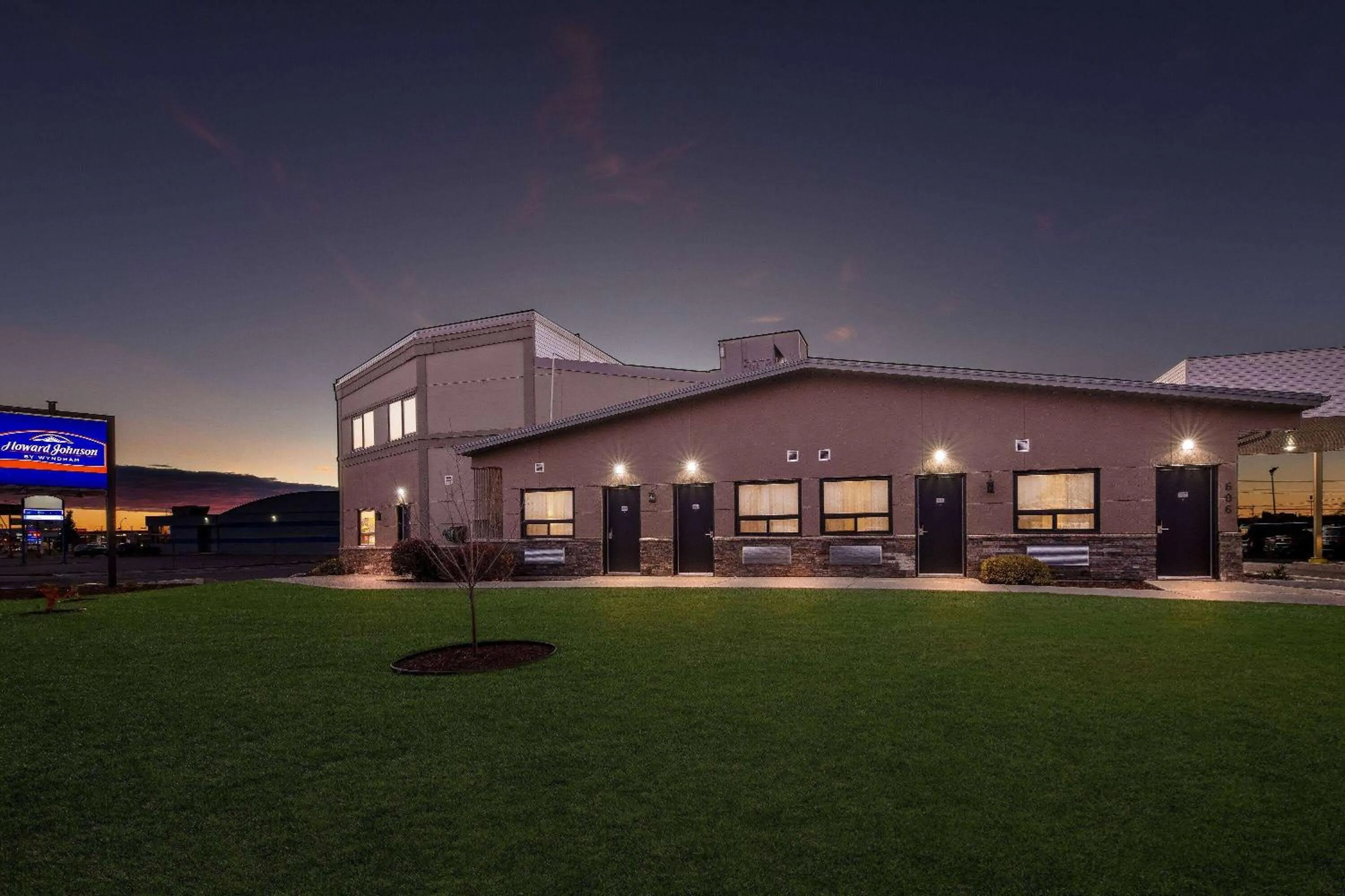 Property building in Howard Johnson by Wyndham Thunder Bay