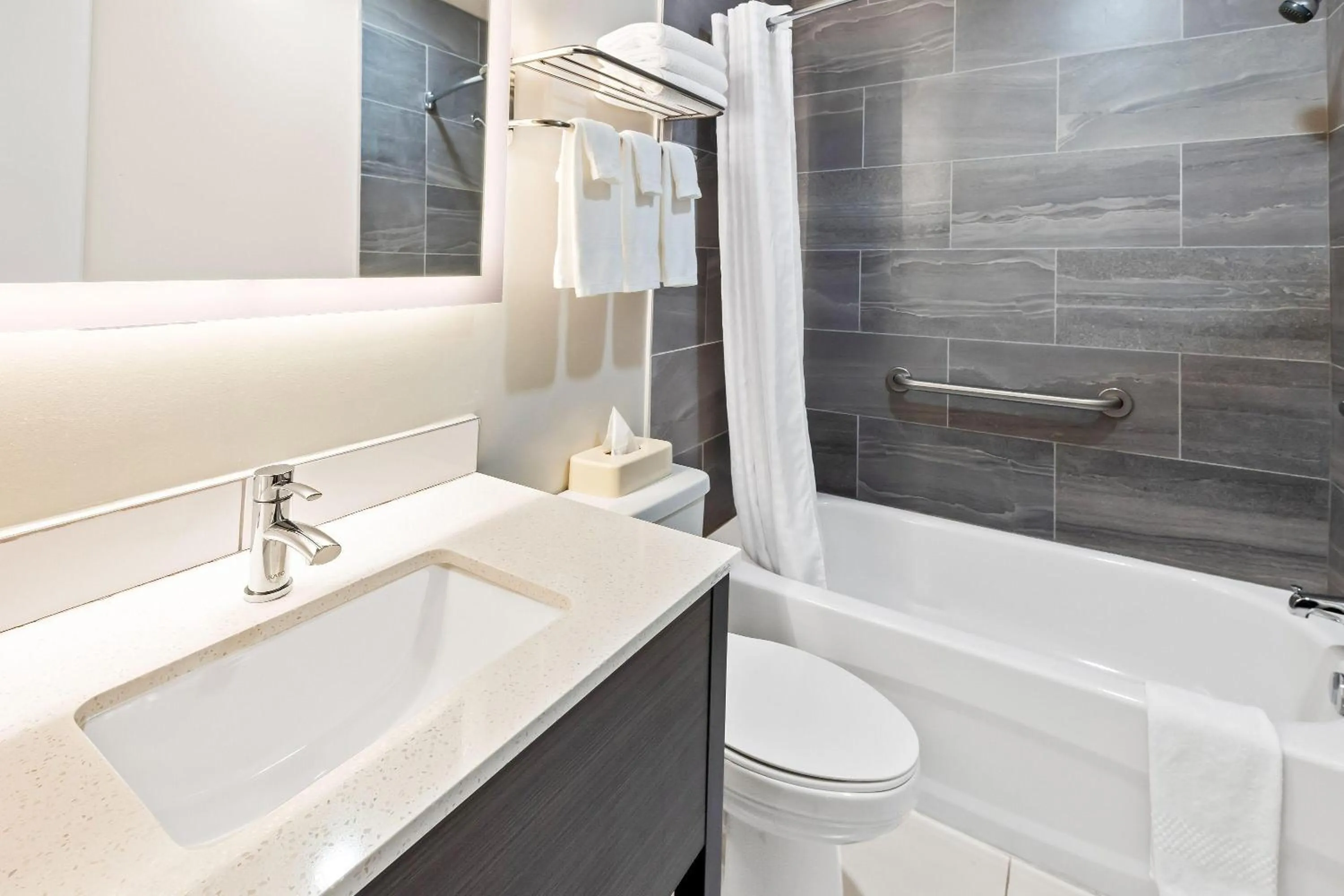 Bathroom in Howard Johnson by Wyndham Thunder Bay