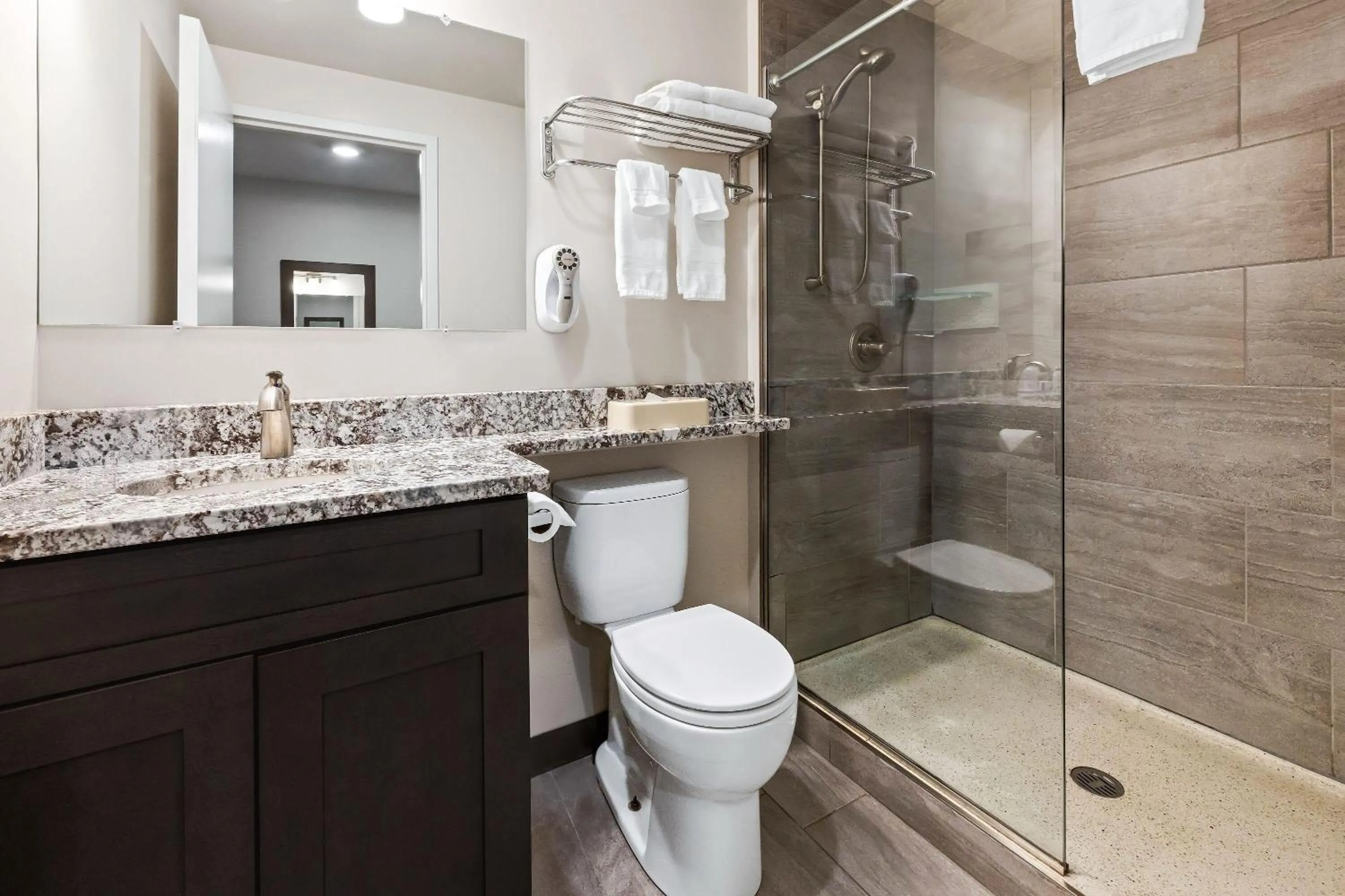 Bathroom in Howard Johnson by Wyndham Thunder Bay
