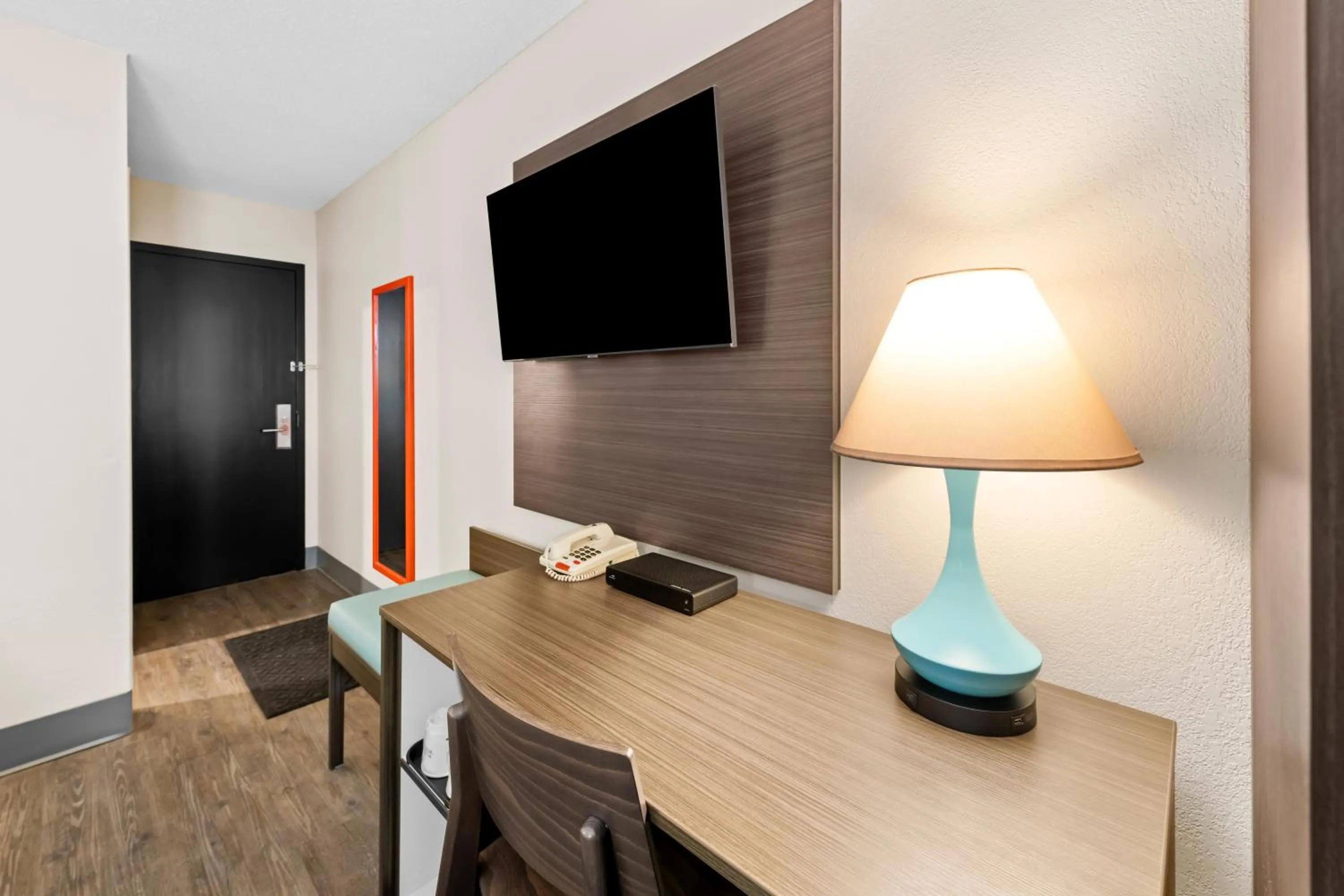 TV and multimedia in Howard Johnson by Wyndham Thunder Bay