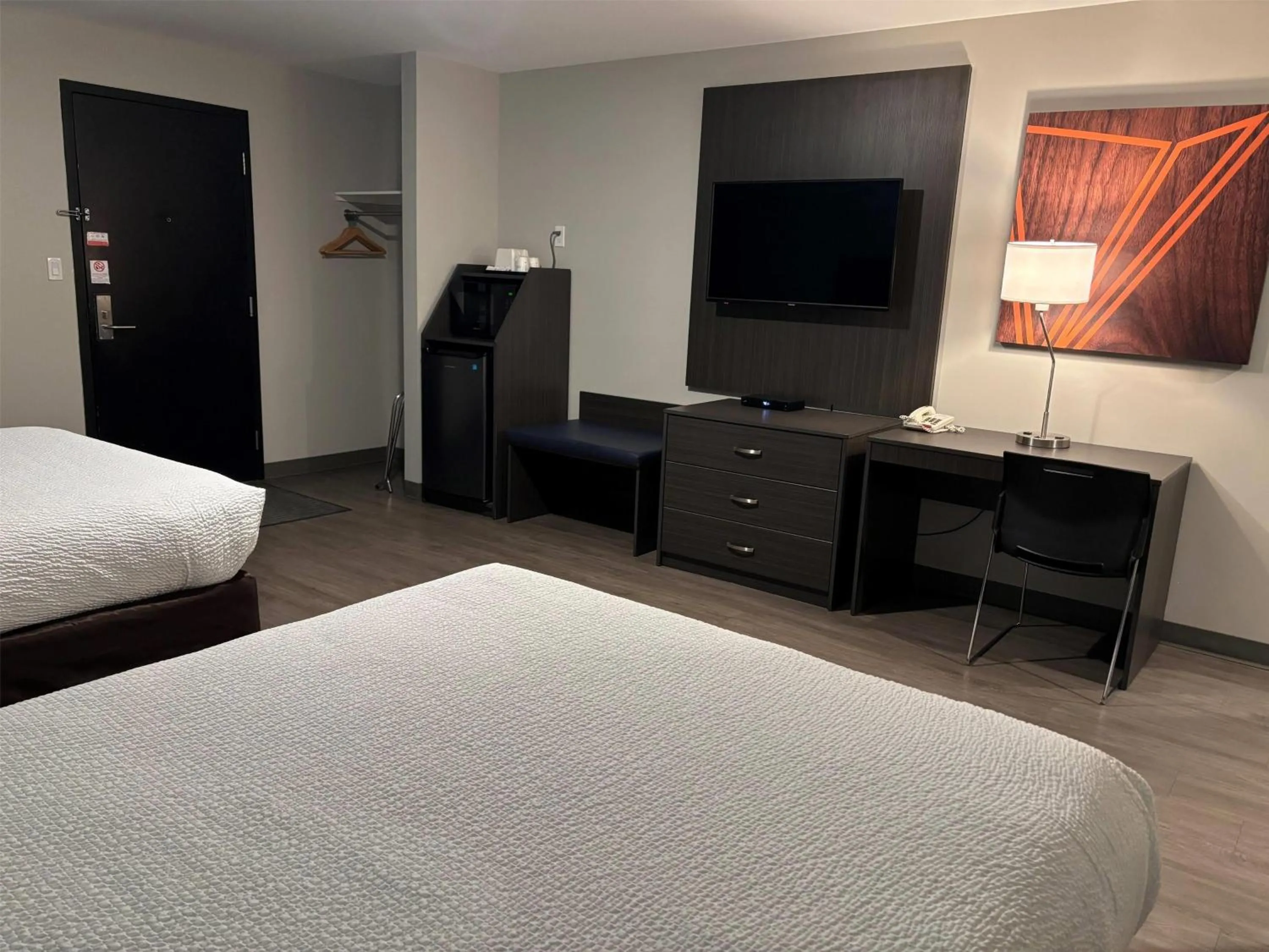Photo of the whole room, Bed in Howard Johnson by Wyndham Thunder Bay