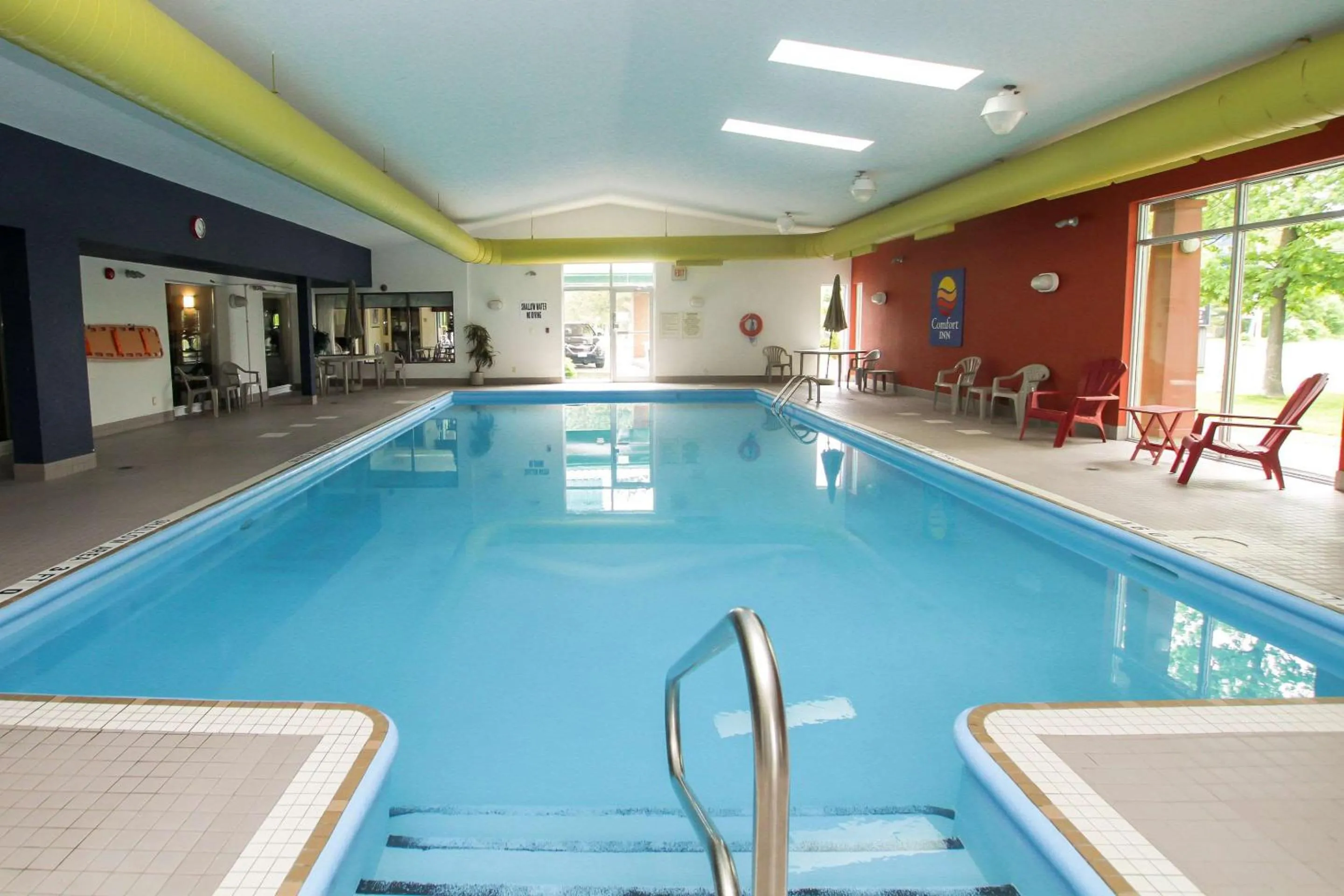Swimming pool in Comfort Inn