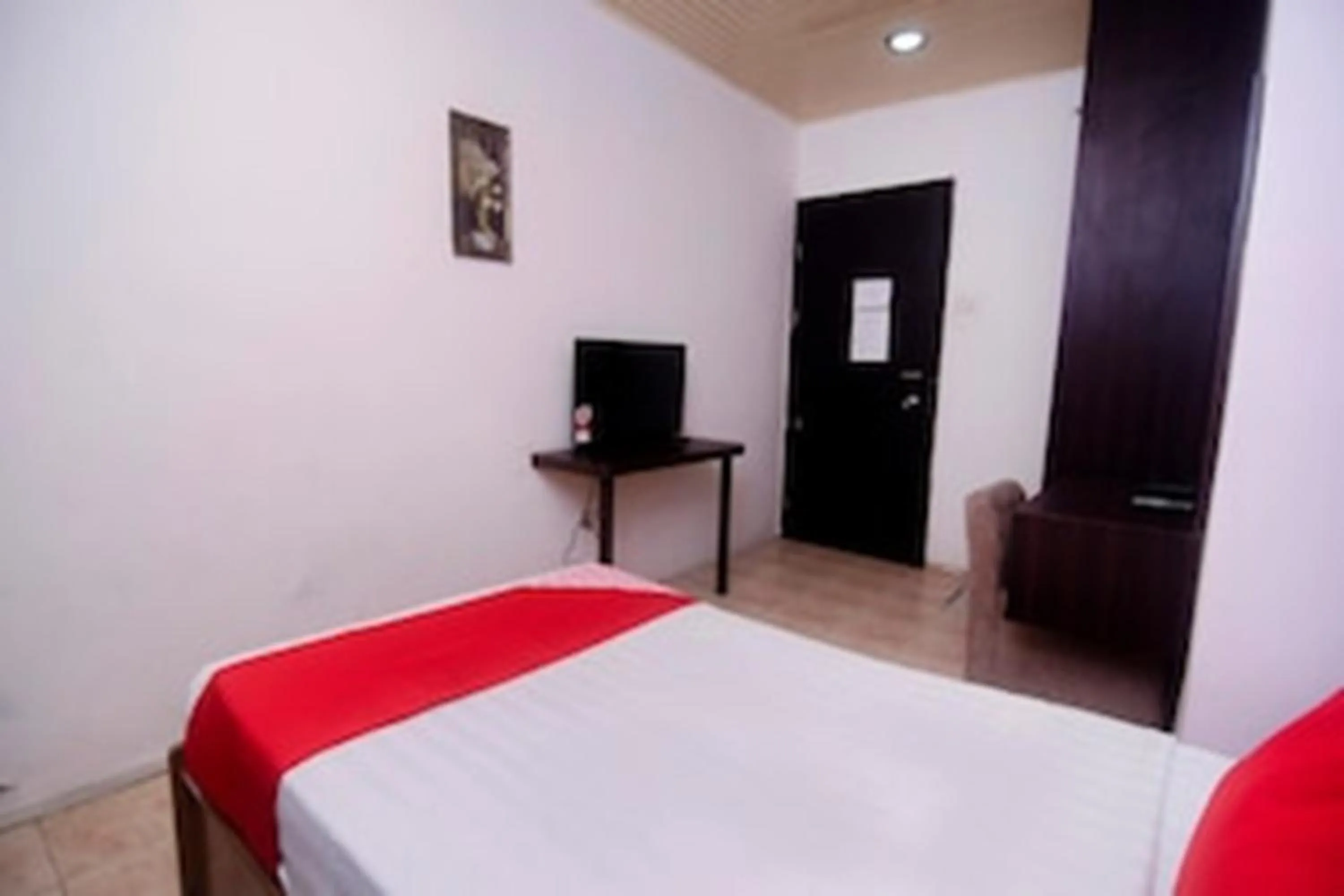 Photo of the whole room, Bed in Hotel O Mayfair Hotel