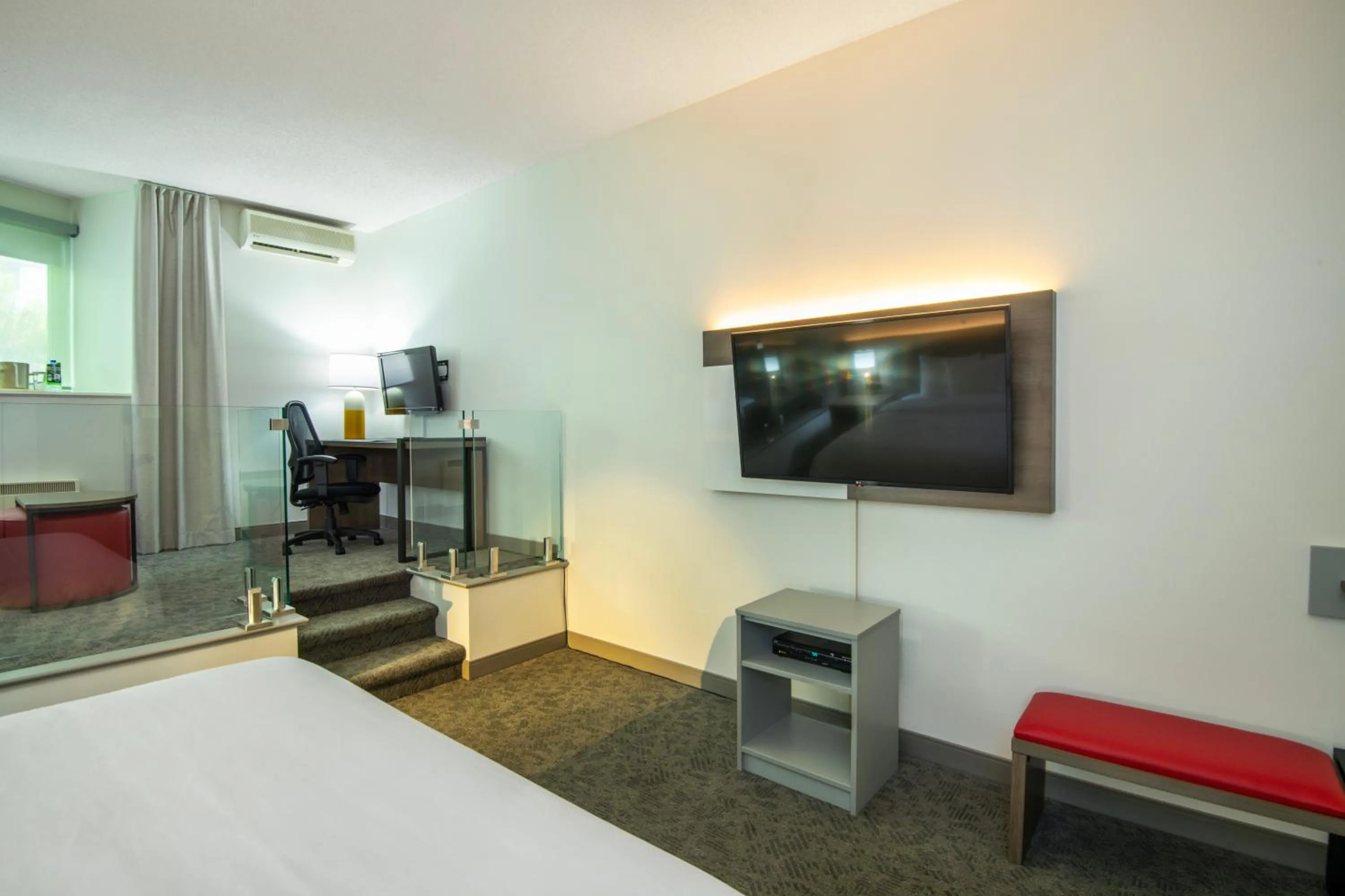 Coffee/tea facilities, Bed in Comfort Inn Mont Laurier