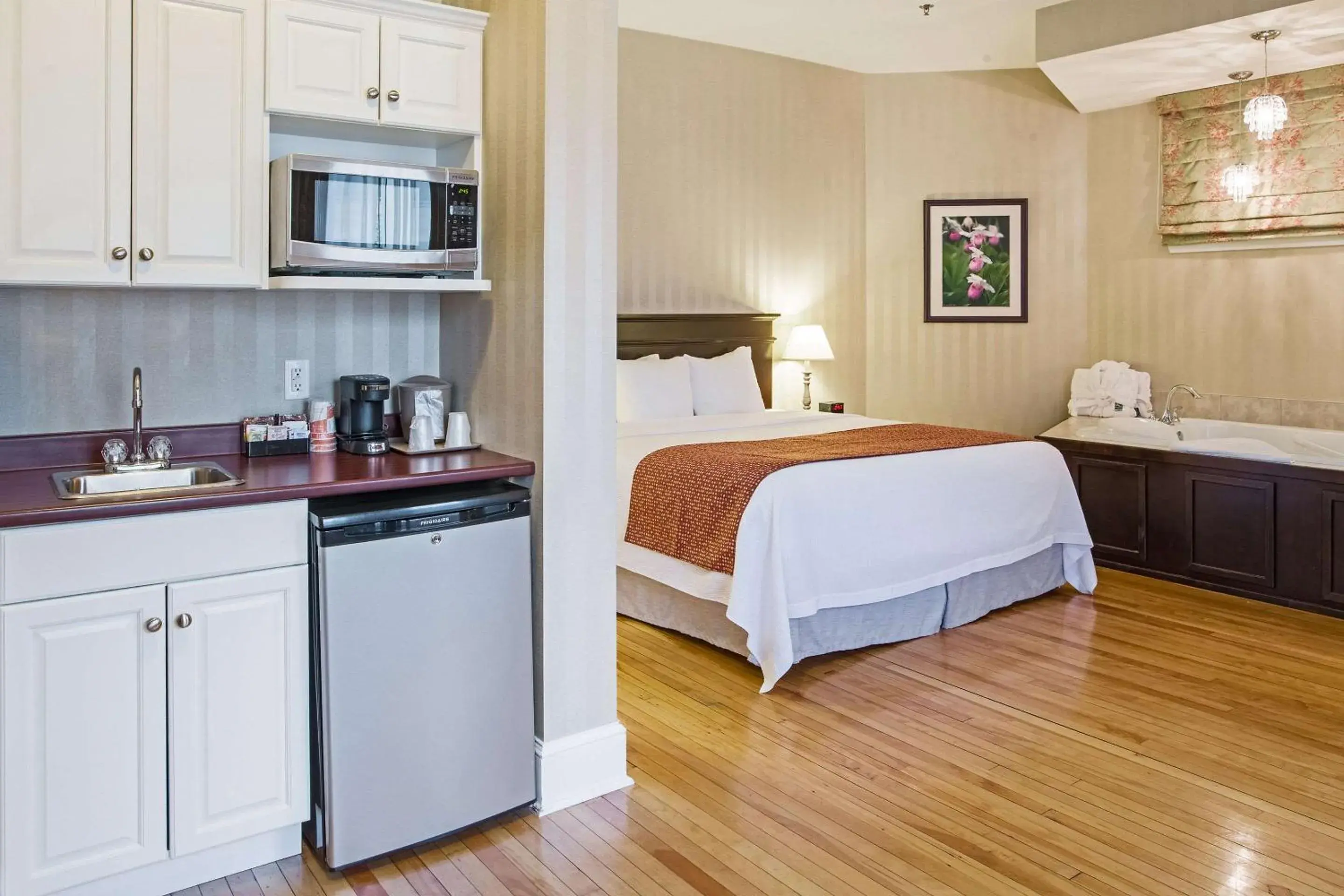 Bedroom, Bed in Quality Inn & Suites Downtown Bedroom, Bed in Quality Inn & Suites Downtown