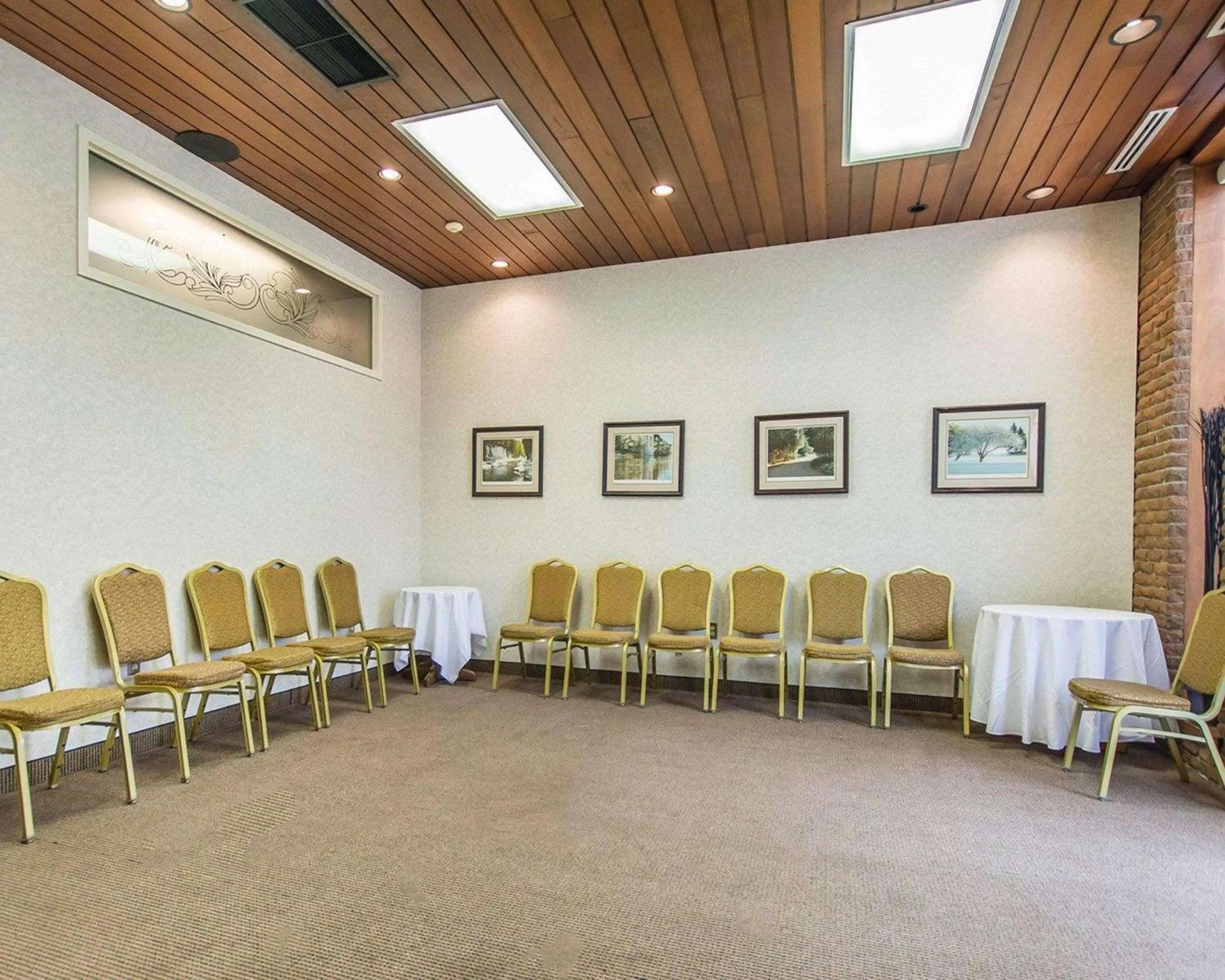 Meeting/conference room in Quality Inn & Suites Downtown