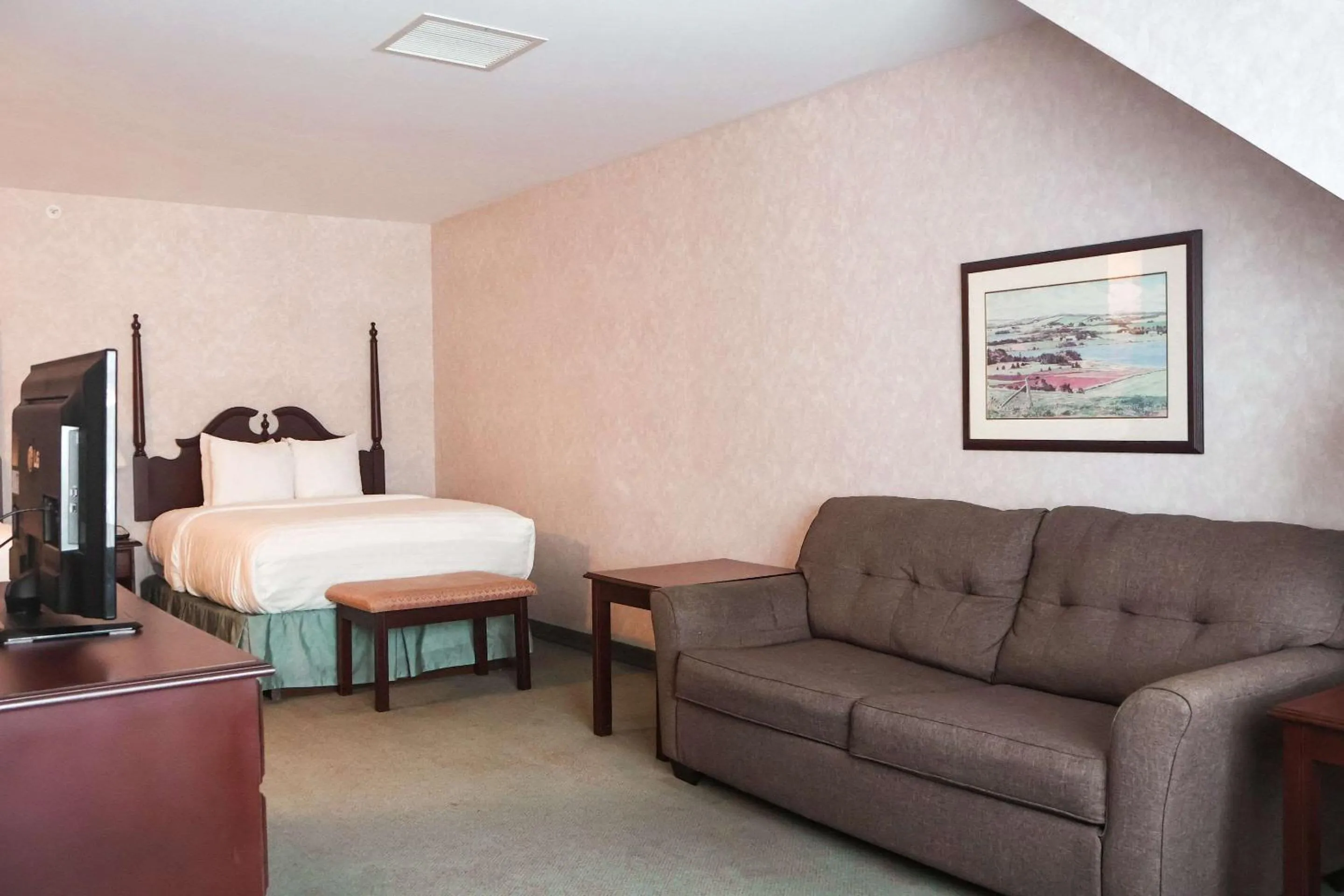 Bedroom, Bed in Quality Inn & Suites Downtown