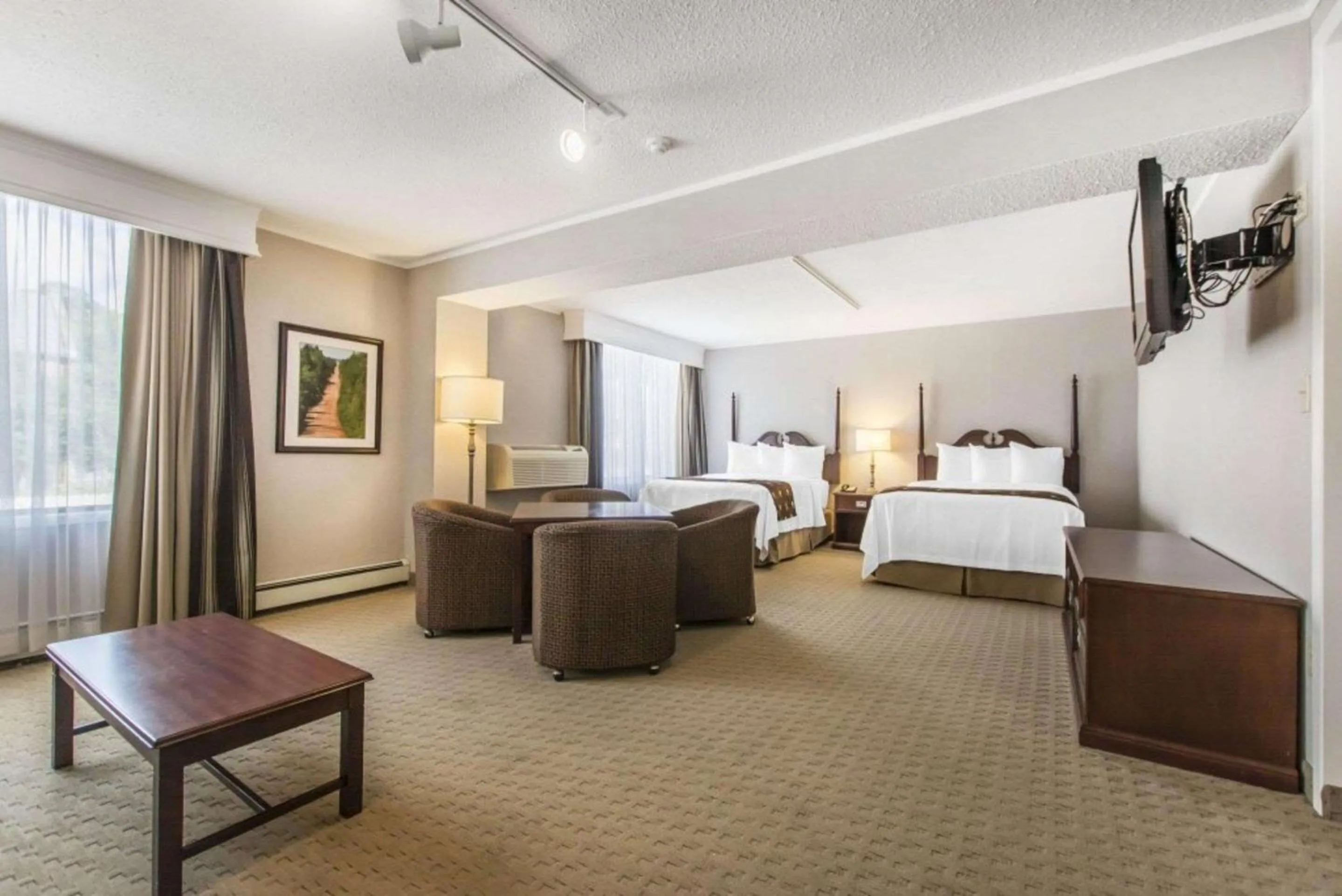 Bedroom, Bed in Quality Inn & Suites Downtown