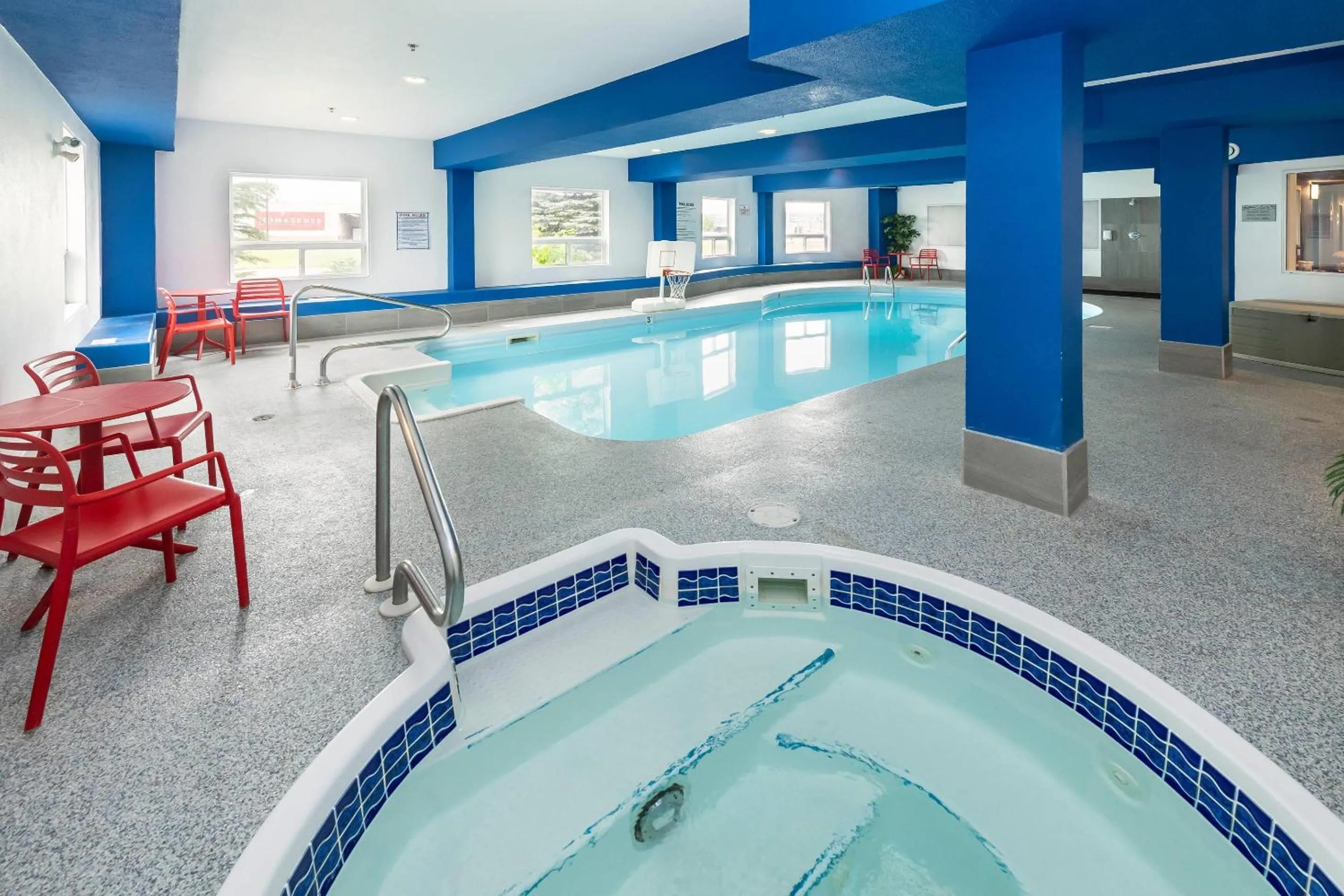 Swimming pool in Comfort Inn & Suites