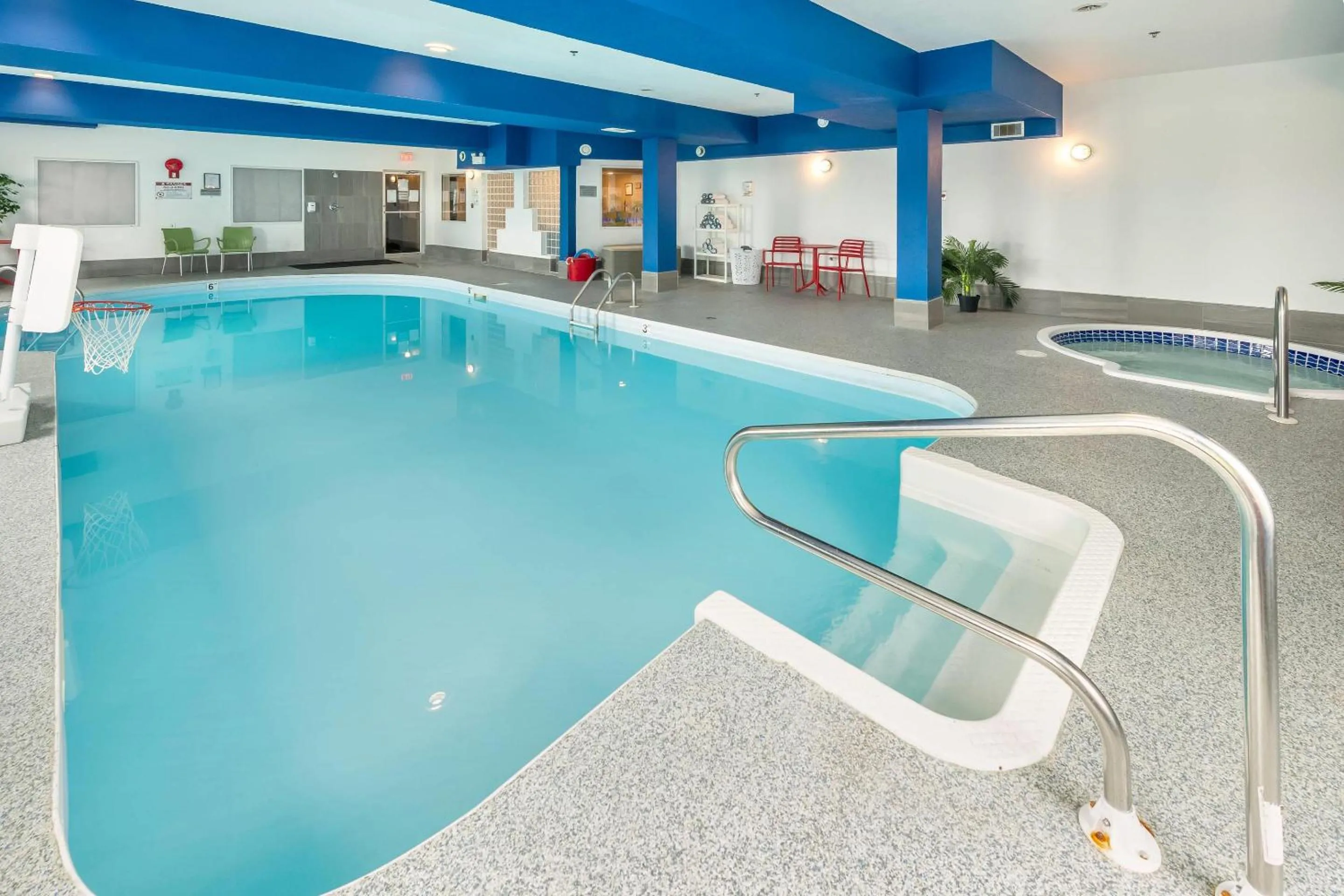 Swimming pool in Comfort Inn & Suites