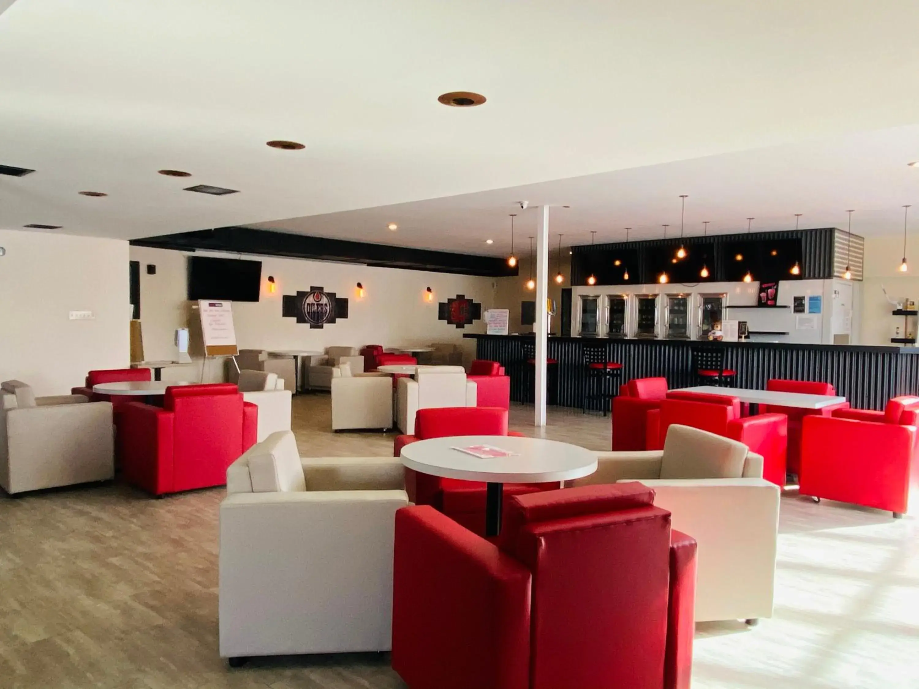 Lounge or bar in Ramada by Wyndham Whitecourt Lounge or bar in Ramada by Wyndham Whitecourt