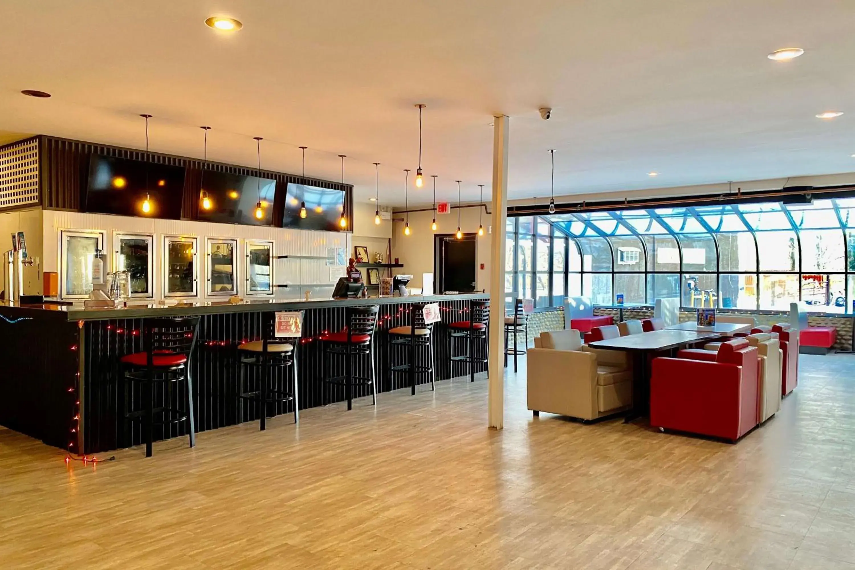 Lounge or bar in Ramada by Wyndham Whitecourt Lounge or bar in Ramada by Wyndham Whitecourt