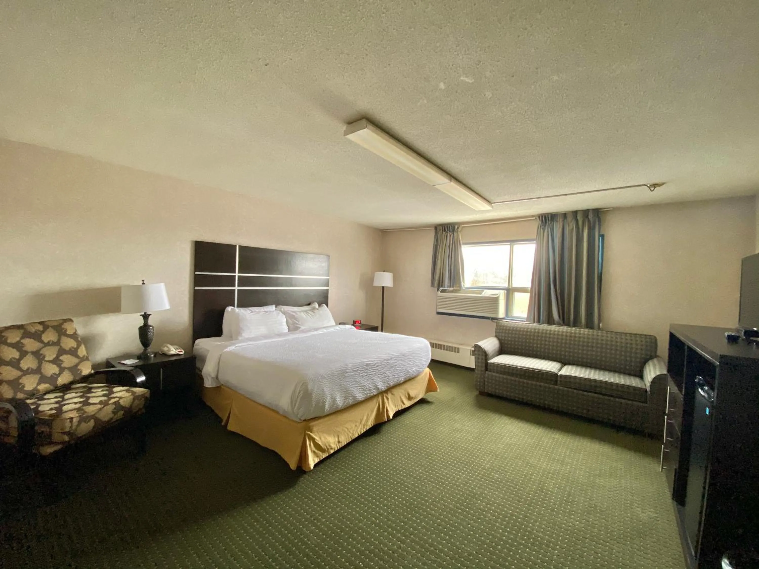 Bedroom, Bed in Ramada by Wyndham Whitecourt