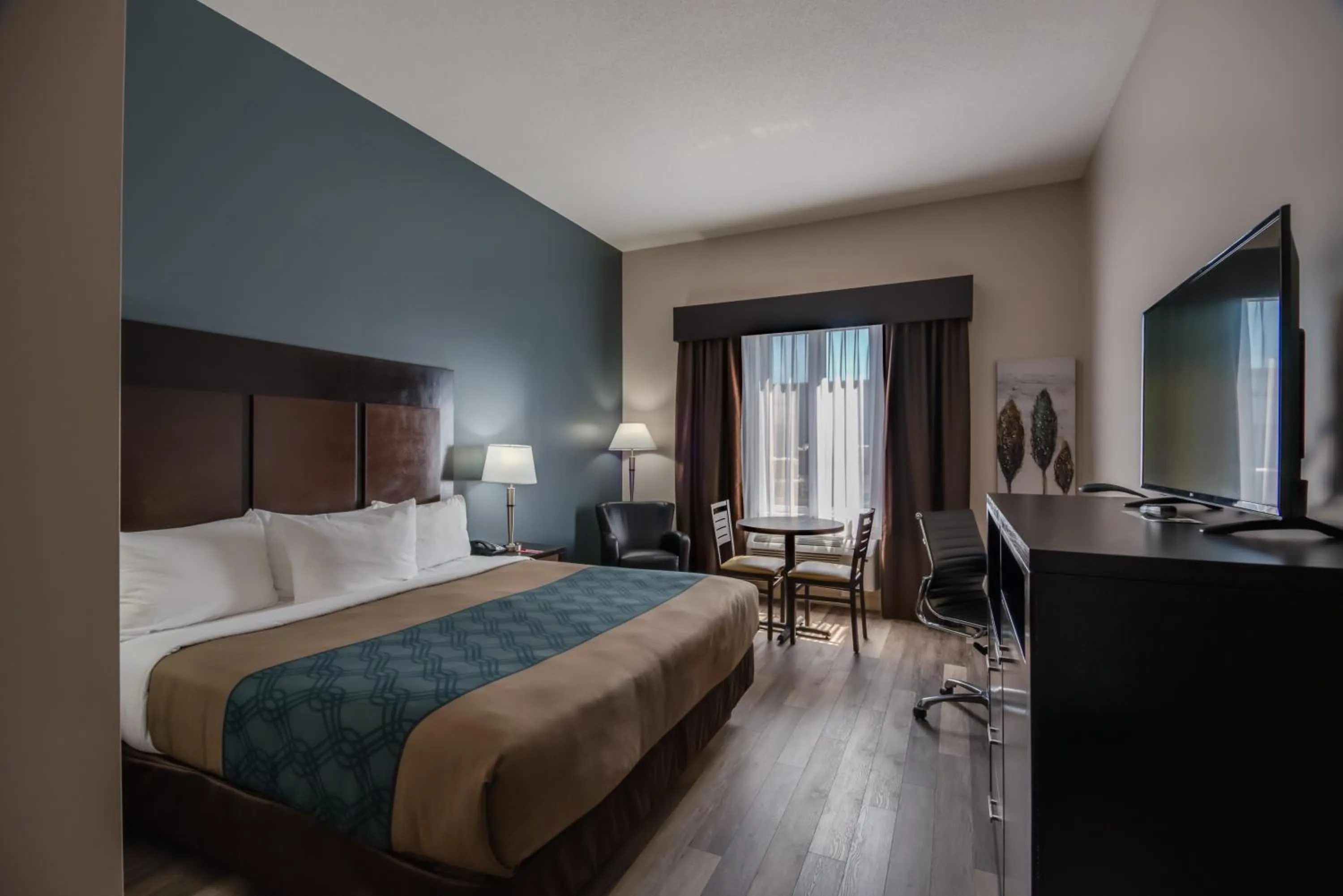 Photo of the whole room, Bed in Econo Lodge Inn & Suites