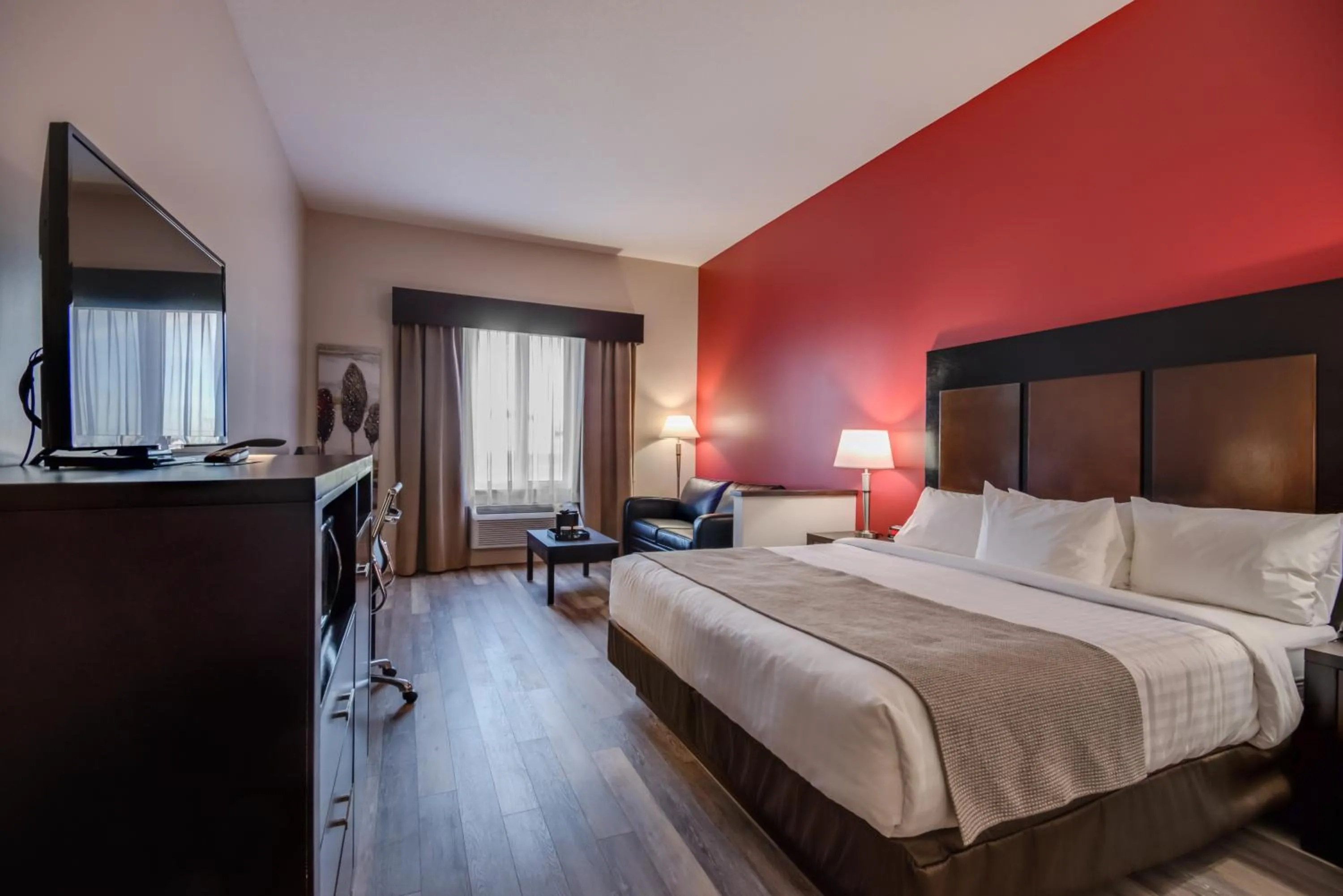 Living room, Bed in Econo Lodge Inn & Suites