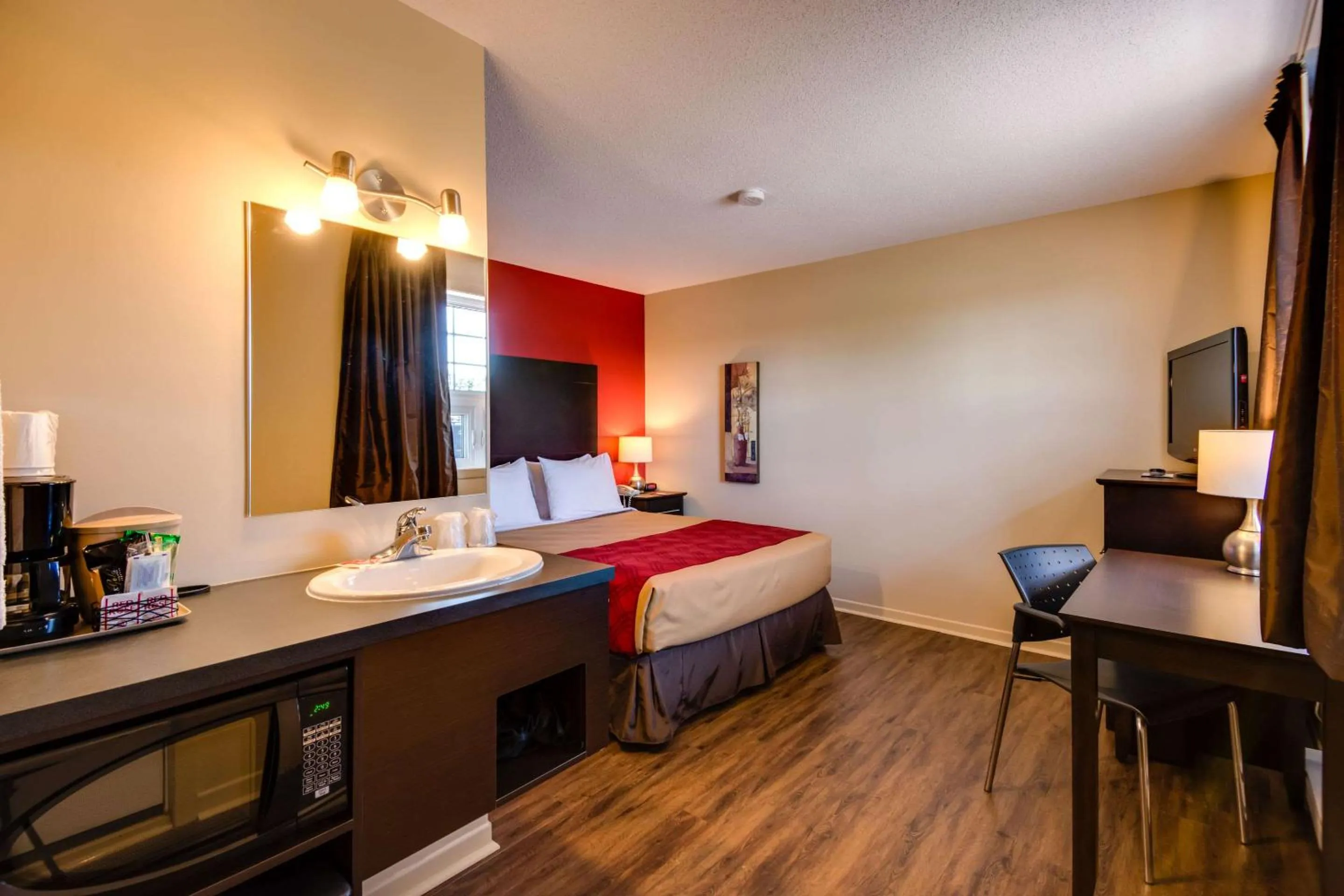Photo of the whole room, Bed in Econo Lodge Inn & Suites