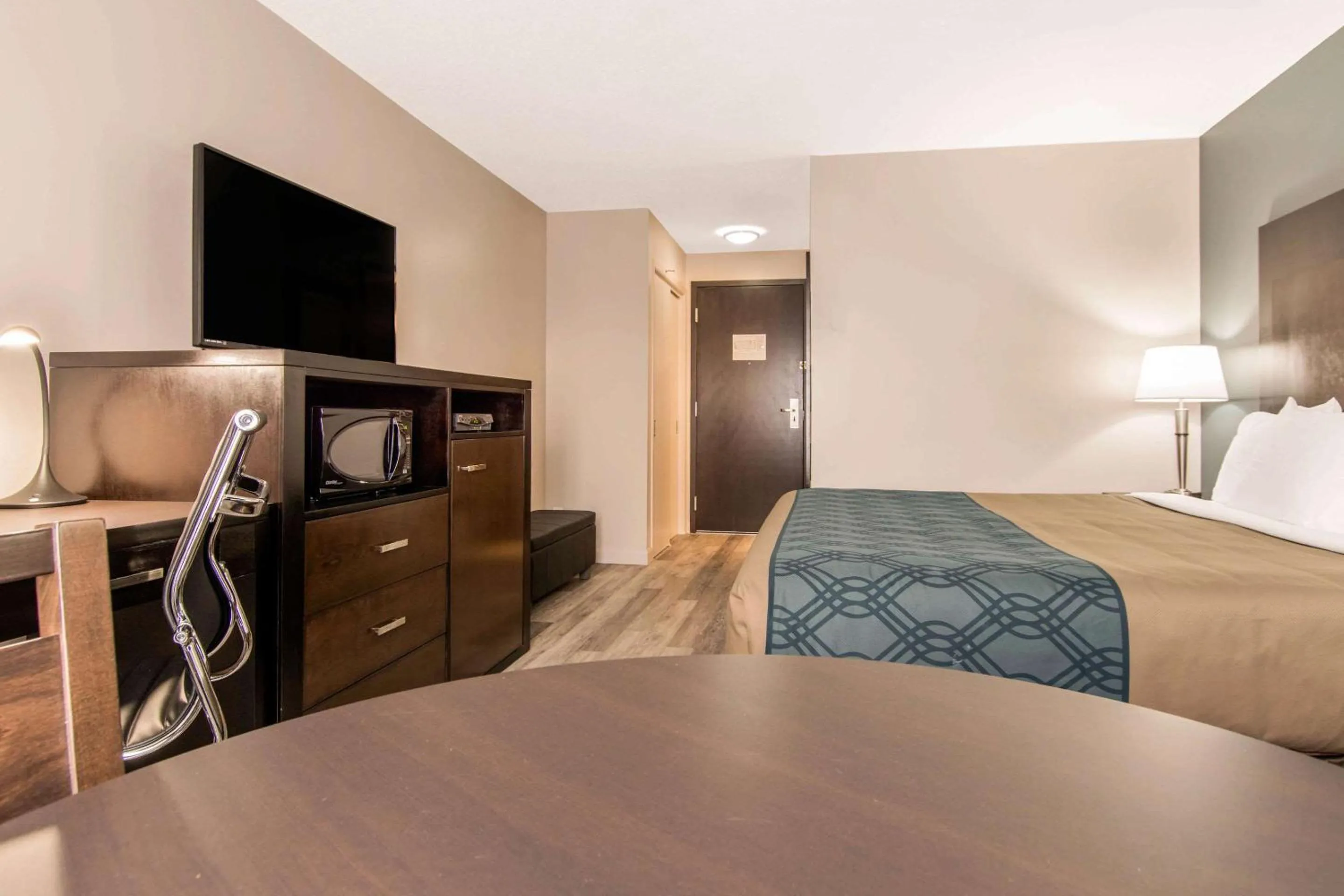 Photo of the whole room, Bed in Econo Lodge Inn & Suites