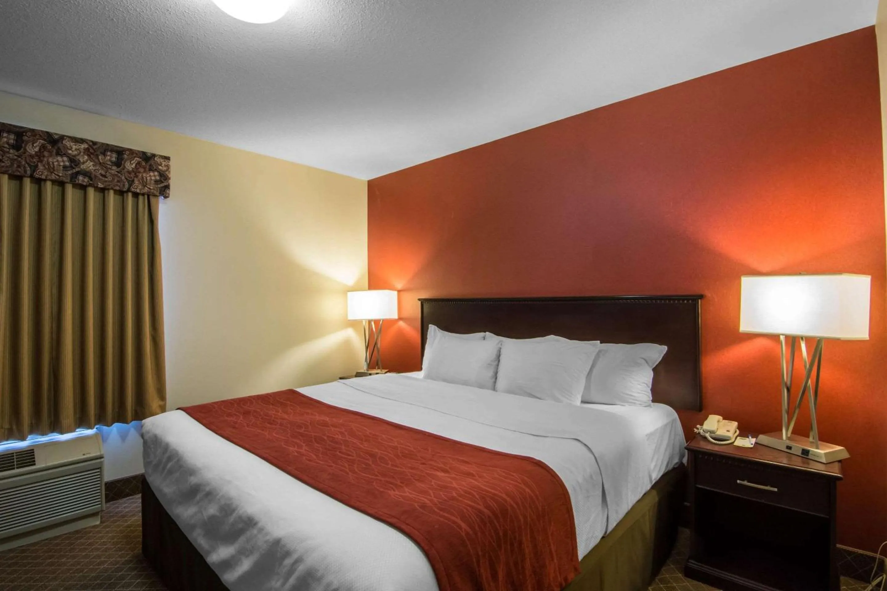 Photo of the whole room, Bed in Comfort Inn & Suites Airport South