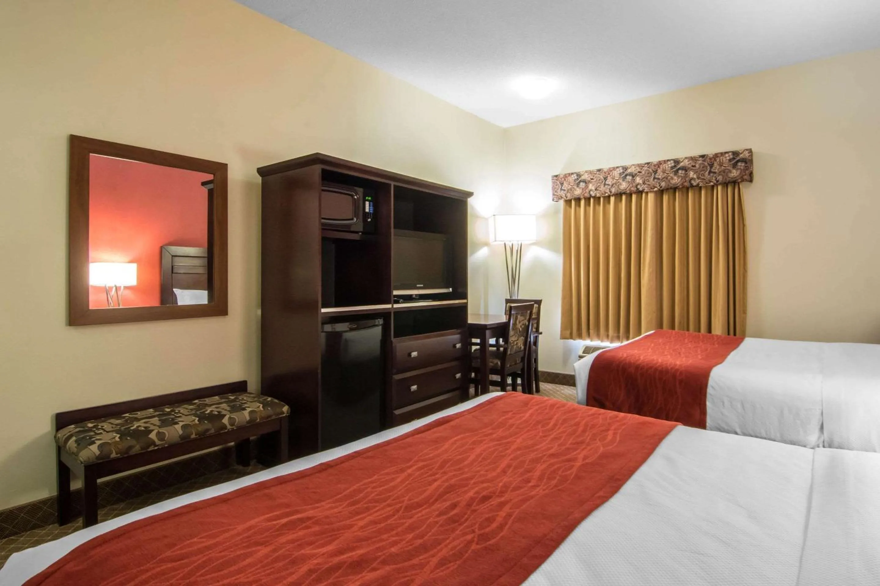 Photo of the whole room, Bed in Comfort Inn & Suites Airport South