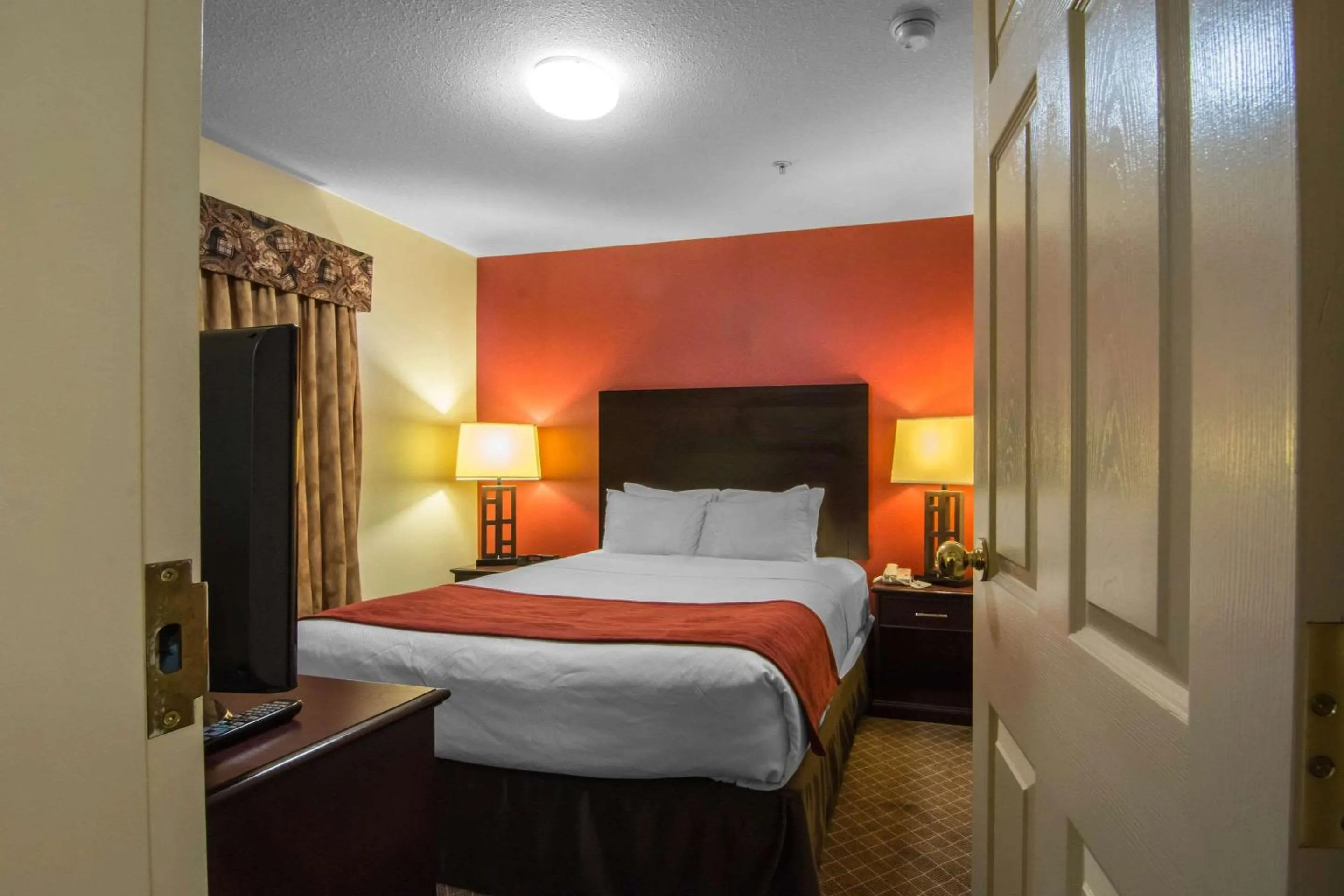 Photo of the whole room, Bed in Comfort Inn & Suites Airport South