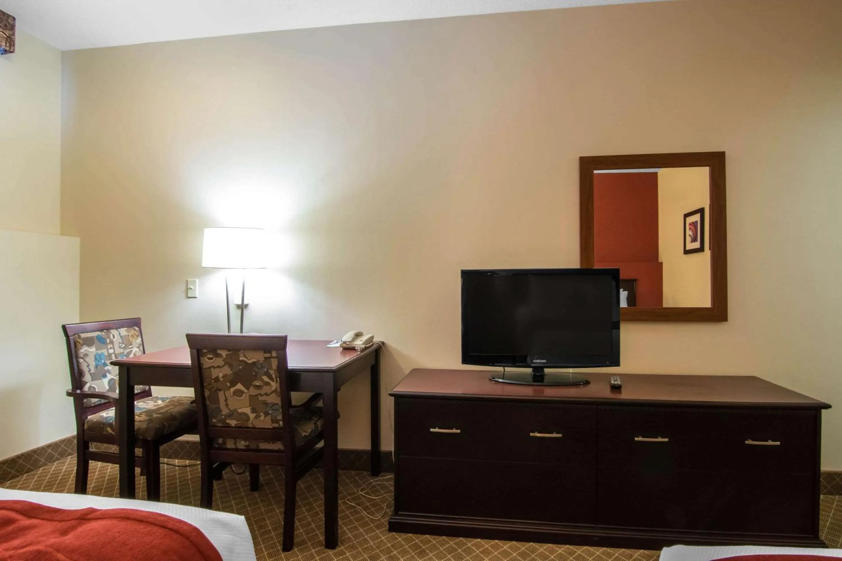 Photo of the whole room, Bed in Comfort Inn & Suites Airport South