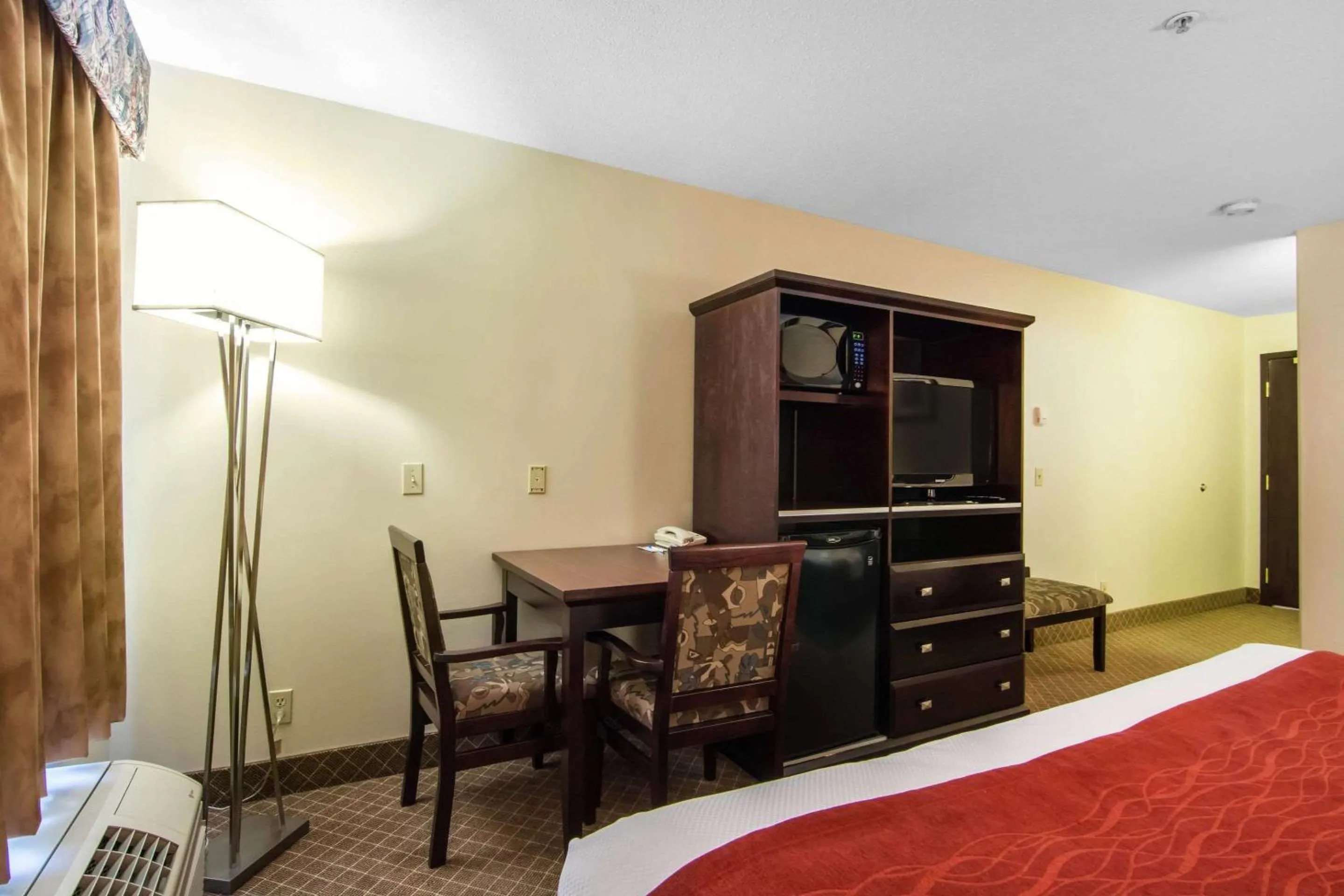 Photo of the whole room, Bed in Comfort Inn & Suites Airport South