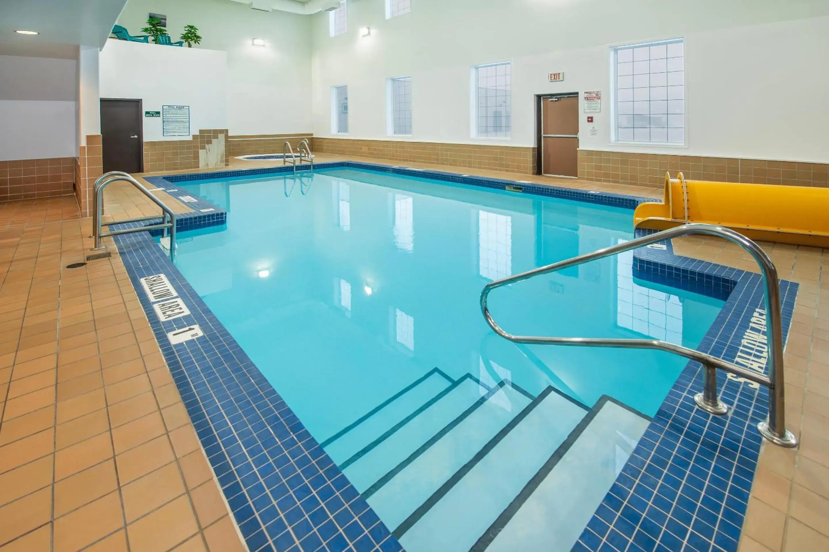 Swimming pool in Quality Inn & Suites Swimming pool in Quality Inn & Suites
