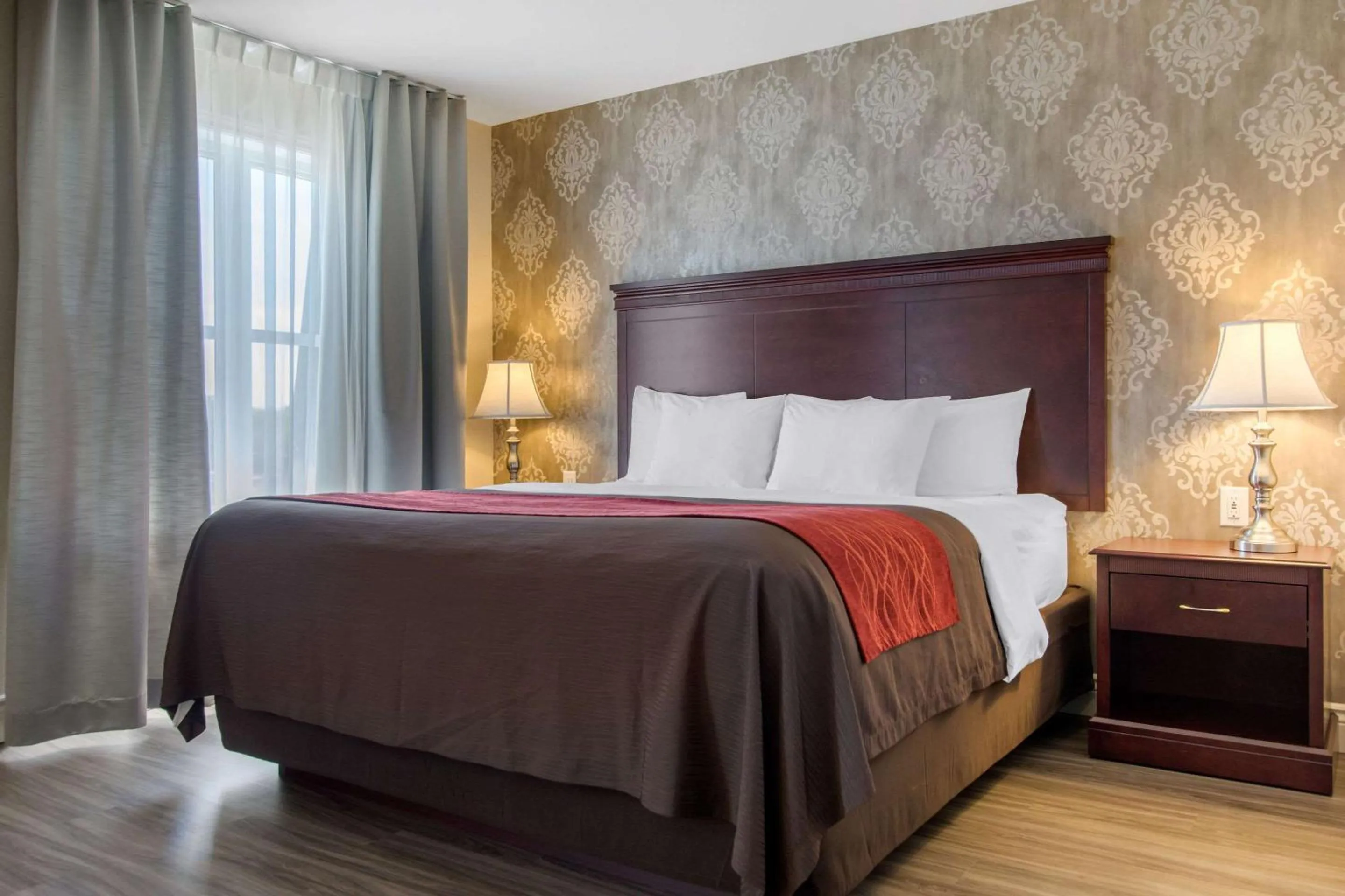 Photo of the whole room, Bed in Comfort Inn & Suites