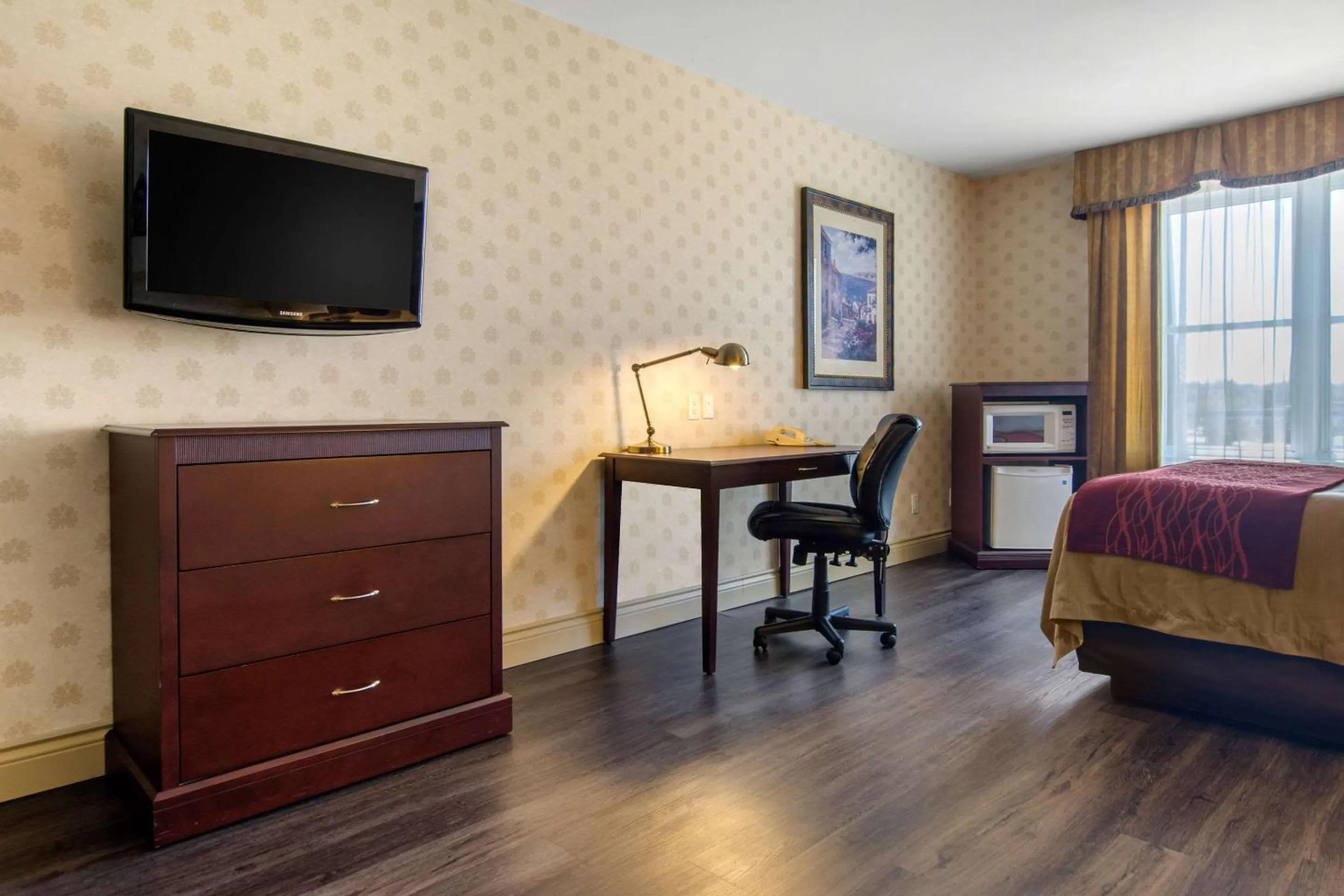 Photo of the whole room, Bed in Comfort Inn & Suites