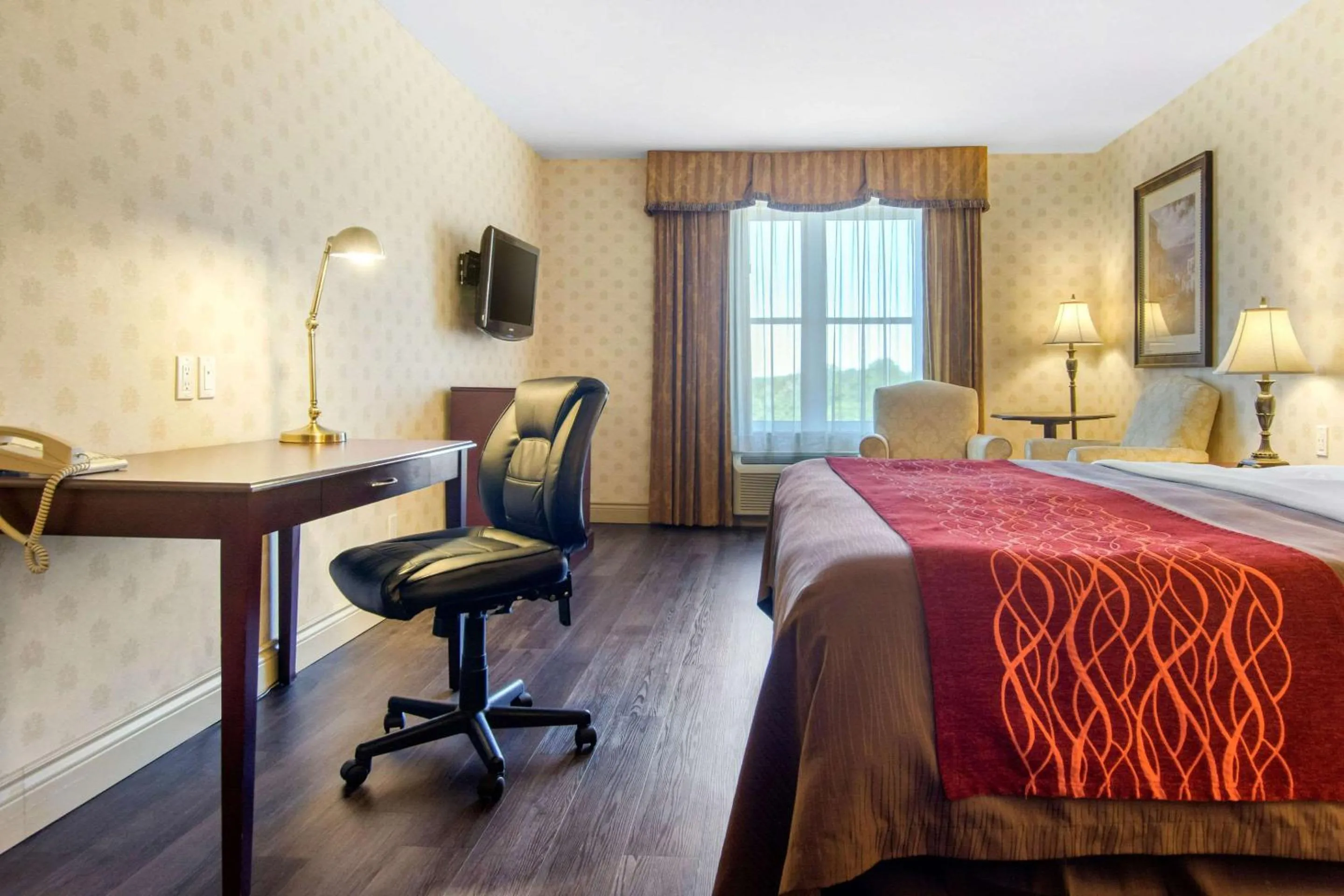 Photo of the whole room, Bed in Comfort Inn & Suites