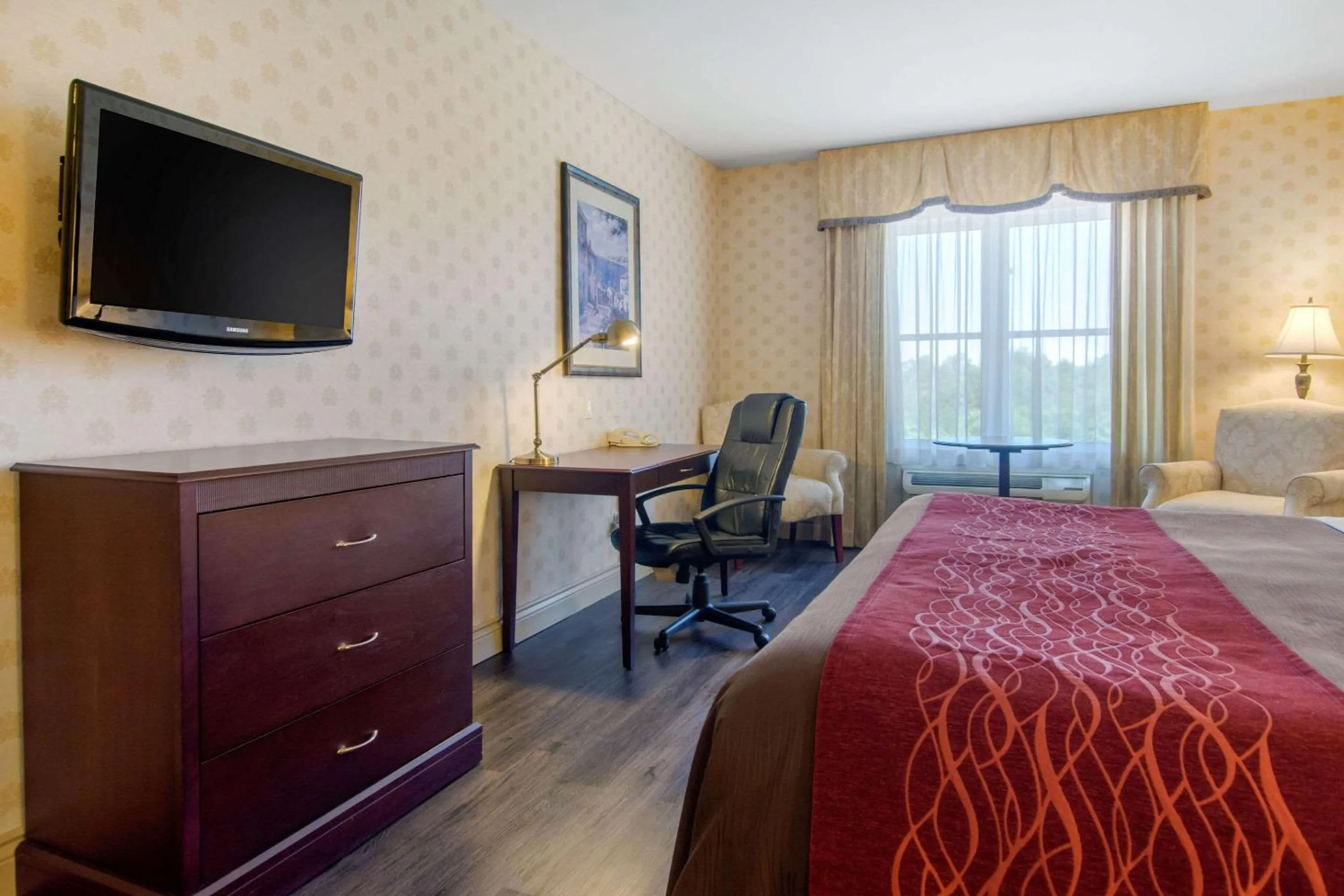 Photo of the whole room, Bed in Comfort Inn & Suites