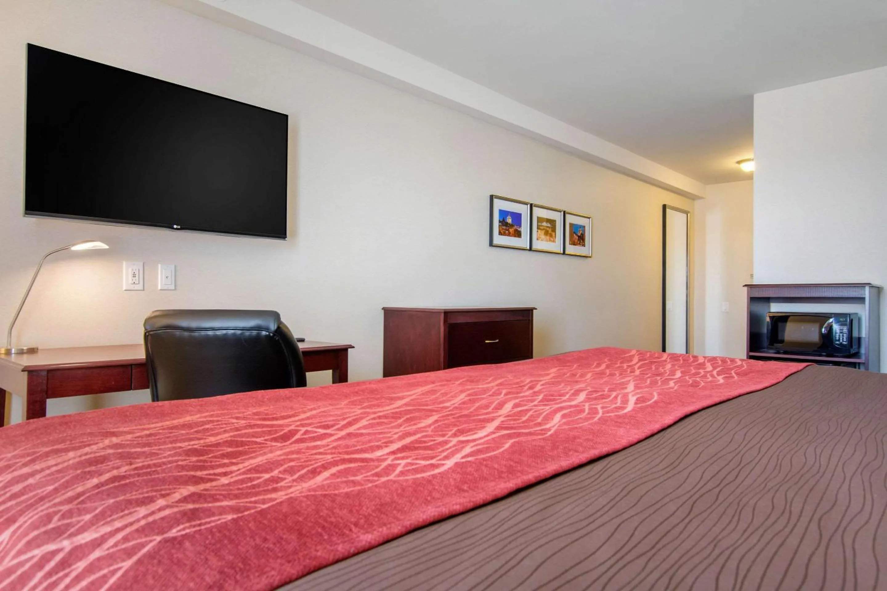 Photo of the whole room, Bed in Comfort Inn & Suites