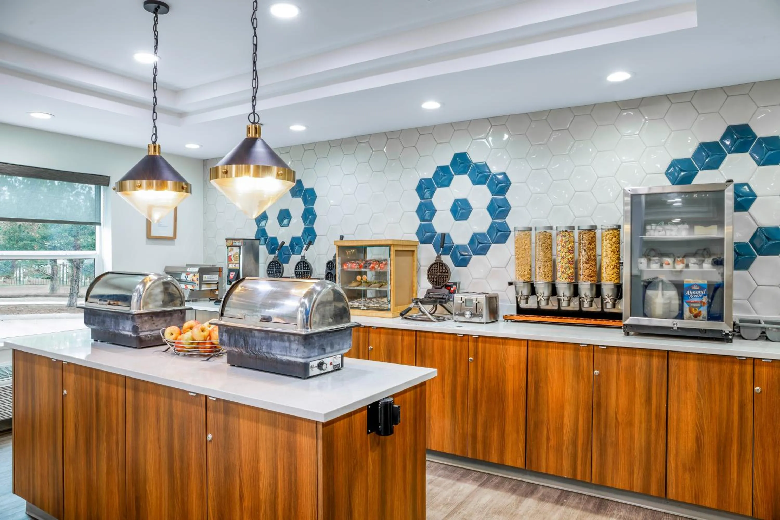 Coffee/tea facilities in Days Inn & Suites by Wyndham Sherwood Park Edmonton