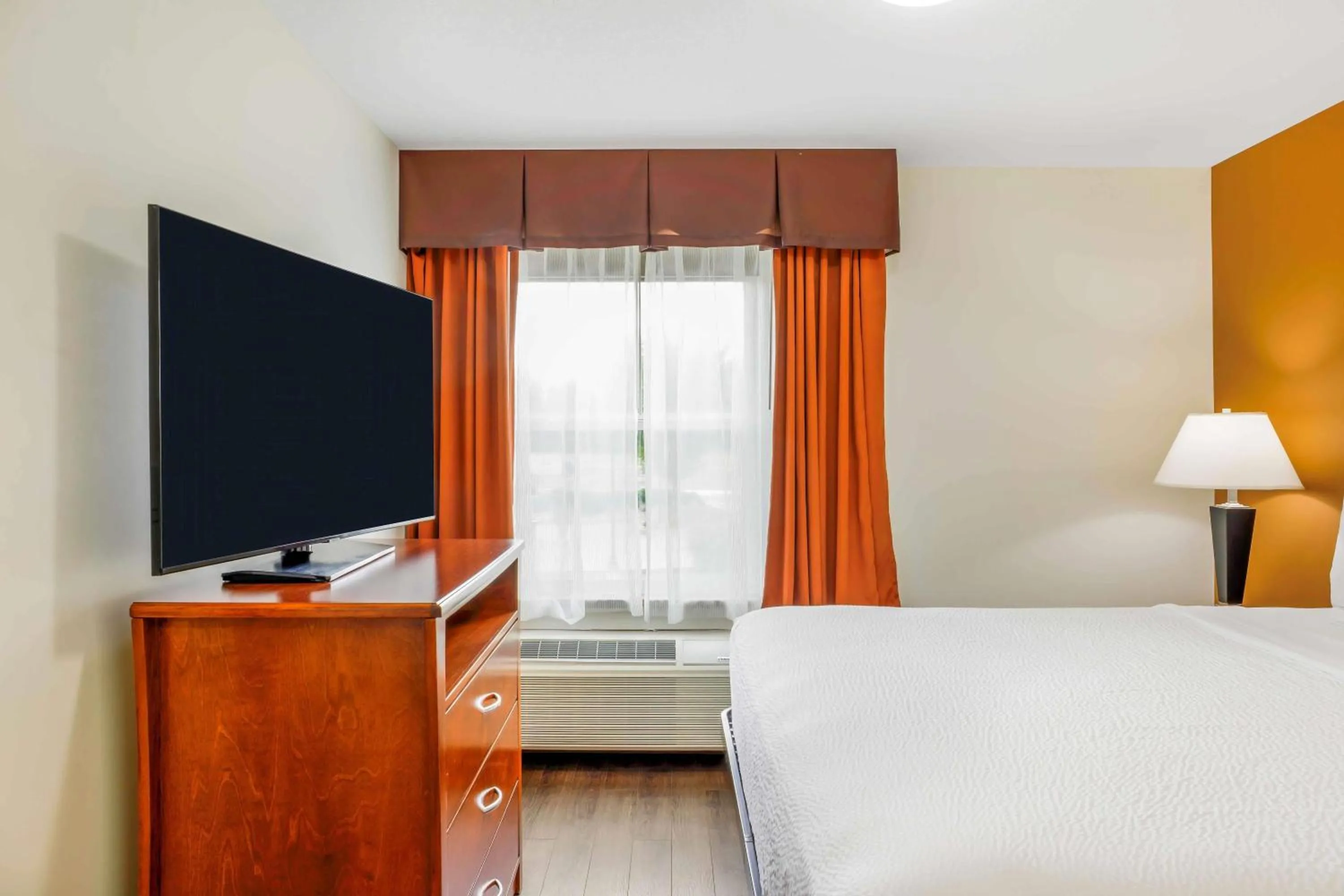 Photo of the whole room, Bed in Days Inn & Suites by Wyndham Sherwood Park Edmonton